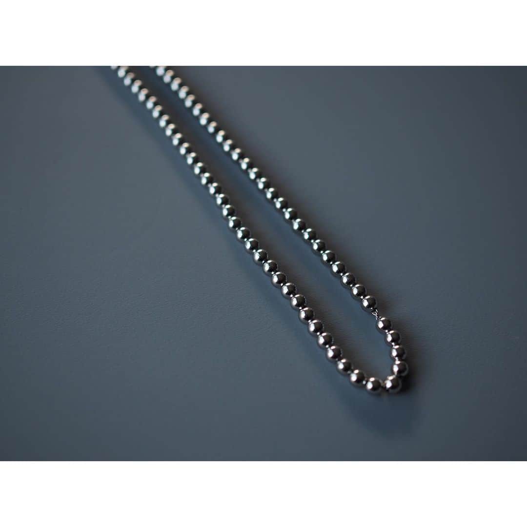 斎藤寛子さんのインスタグラム写真 - (斎藤寛子Instagram)「▶︎Beads Ball Chain Necklace  シルバーのボールチェーン、沢山の再販リクエストありがとうございました🙇‍♀️💓  大変お待たせ致しました！ 明日、1/15(fri)12:00〜再販売startです😊✨  カジュアルになりすぎないよう、 ボールを小さめにすることでキレイ目スタイルでもご着用いただけるように致しました！  主張し過ぎず、でも存在感はある✨ そんなボールチェーンネックレスです。  どうぞよろしくお願い致します💐😊🙏  #blogup しました✍️  accessory #anieca @anieca_official   #hiroko #158cm #coordinate #outfit##ママファッション#ママコーデ#カジュアル#大人カジュアル#アニーカ#instafashion#casual」1月14日 20時35分 - hiroko4life