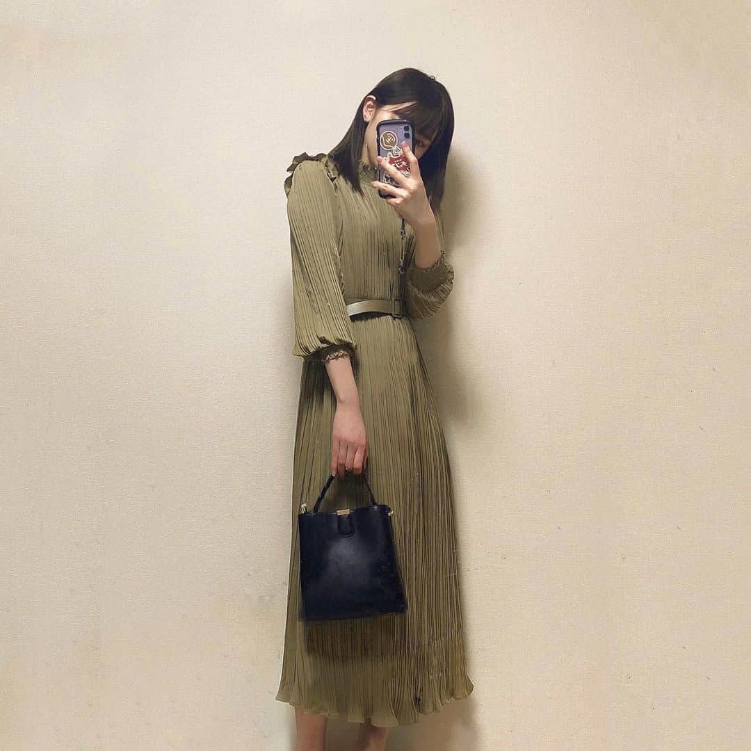 のインスタグラム：「プリーツワンピ！！ベルトつけてもつけなくても可愛いよお(๑˃̵ᴗ˂̵)♡ 靴とかカバン黒系が多いから、こーゆー色のワンピ持っとくと便利！！  @fifth_store @editsheen_store #ベルト付スタンドカラープリーツワンピース #fifth #fifthtl #フィフス  #ワンピース #EditSheen #エディットシーン #バッグ #BAG #ワンハンドルミニスクエアカラーバッグ #カジュアル」
