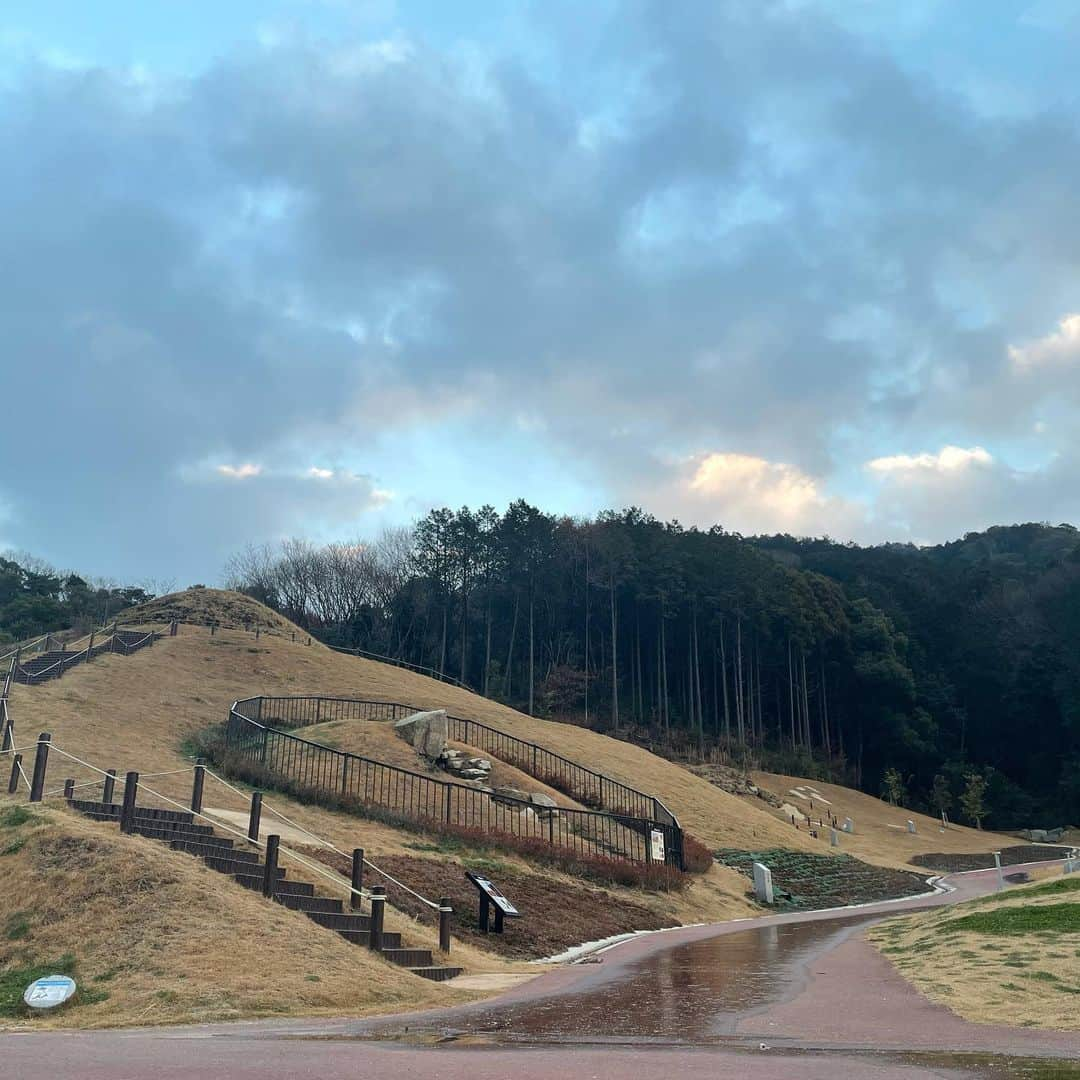 深瀬智聖さんのインスタグラム写真 - (深瀬智聖Instagram)「お散歩 古墳デス。 景色もヨカヨカベイビー！ 浮いてるようにみえるw 気分転換におすすめです！  #大野城市  #善一田古墳 #善一田古墳公園　 #古墳 #福岡」1月14日 20時28分 - chiseifukase