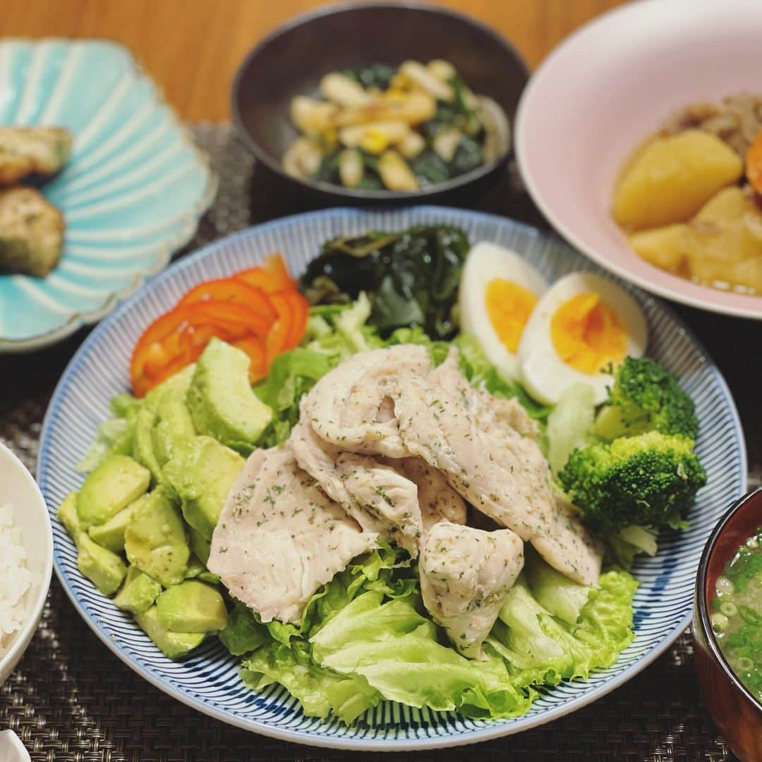 本田朋子さんのインスタグラム写真 - (本田朋子Instagram)「今日のメインは鶏胸肉のパワーサラダ。 マジックソルトで味付け。 そして、ニンニク塩麹に漬けておいた鶏胸肉は、青のりと片栗粉をまぶして揚げ焼きに。 副菜は、長芋とほうれん草・コーンの胡麻油炒めと、肉じゃが。  #cooking  #夕飯 #献立 #アスリートフード #鶏むね肉 #パワーサラダ #タンパク質  #マジックソルト」1月14日 20時28分 - tomoko_honda_official_phonics