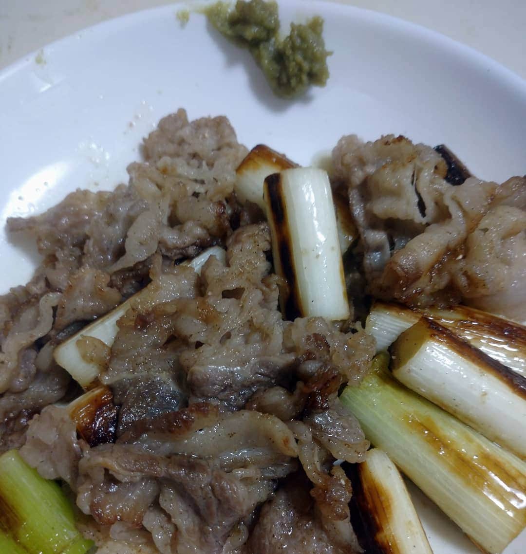 のインスタグラム：「本日のズボラ飯  牛肉とネギの塩コショウ焼き ゆず胡椒を添えて  #ズボラ飯 #自炊飯 #ドケチ飯 #プロレスラーが作る飯 #酒飲みの味 #基本茶色」