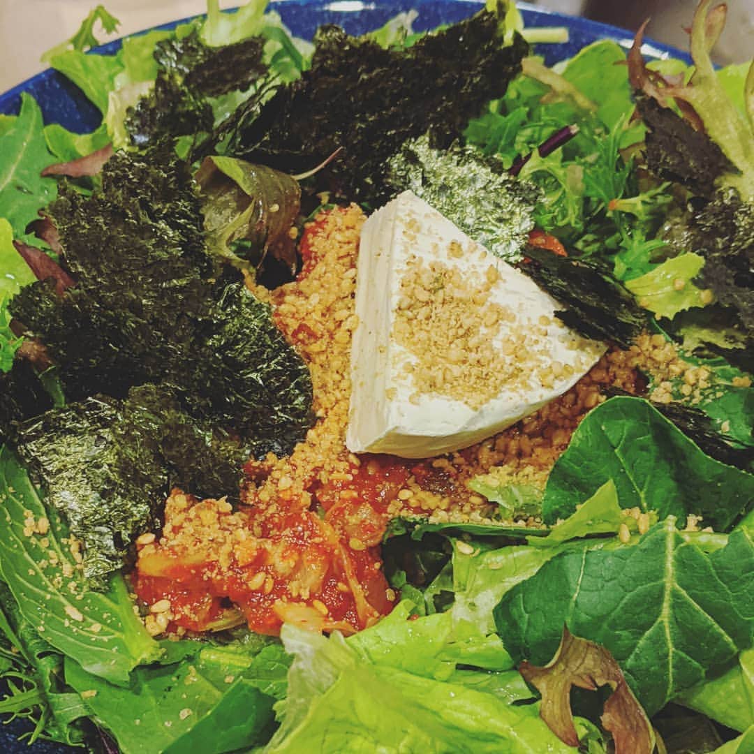 村治佳織さんのインスタグラム写真 - (村治佳織Instagram)「jwaveの収録から　 戻り、食事。　　 有り物で、ちゃちゃっと（笑）　 済ませます。　 ・キムチ&カマンベールチーズ&　 海苔、胡麻に亜麻仁油をかけた　 サラダ　 ・豆腐&とろろ昆布の味噌汁　 ・舞茸&鮭のソテー ・玄米ご飯　  インスタの皆さんの投稿から　 メニューを真似することも　 しばしば。　 私自身、たいしたものは　 作っていないのですが😆、　 たまには#foodの写真も載せます。 '食べたものから体は作られる'　 とすると、その体を使って演奏する　 わけなので、広〜い意味では、　 今日食べたものも、この先の　　 自分の指先から出る音に　 繋がっているわけですね☆  #家ご飯 　 #youarewhatyoueat」1月14日 20時33分 - kaorimurajiofficial
