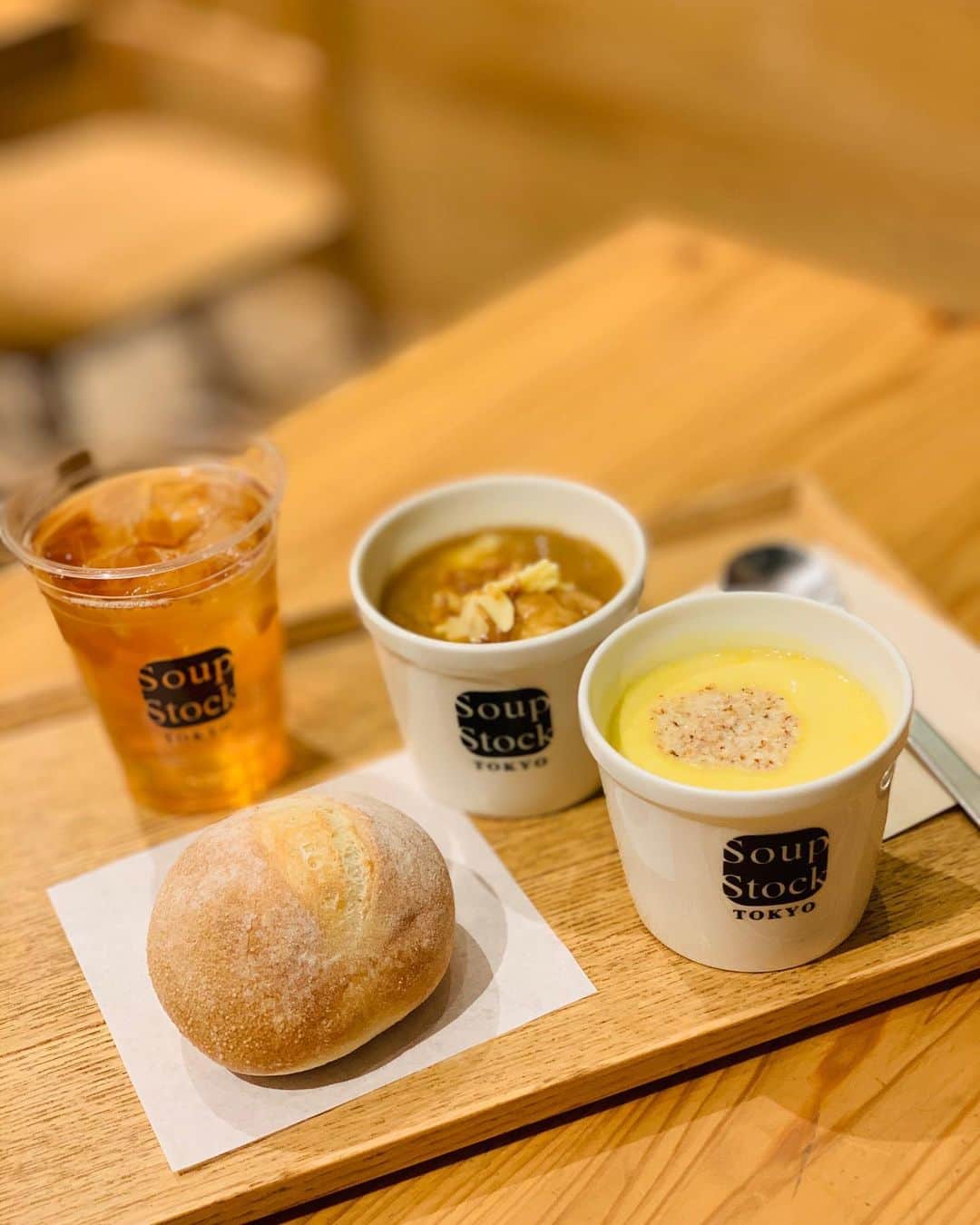 あいちの甘いやつさんのインスタグラム写真 - (あいちの甘いやつInstagram)「何気に初めて❤︎星ヶ丘テラスにあるSoup Stock Tokyoさんに行ってきた🙌🏻✨  この寒い時期、あったかいスープっていいよねぇ☺️💕  玉葱のスープととうもろこしとさつま芋のスープにしたよ🎀  石窯パンも美味しい🥰  注文してから用意してくれるまでかなり早いし、こんなに美味しいならもっと早く通えばよかった🤭✨  #名古屋カフェ #名古屋カフェ部 #名古屋インスタ交流会 #インスタグルメアワード2021 #インスタグルメショー #グルメディア #trevary #nagoya_style #星ヶ丘テラス #スープストックトーキョー」1月14日 20時44分 - asuka_nagoya