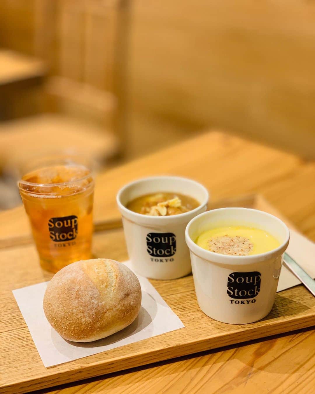 あいちの甘いやつのインスタグラム：「何気に初めて❤︎星ヶ丘テラスにあるSoup Stock Tokyoさんに行ってきた🙌🏻✨  この寒い時期、あったかいスープっていいよねぇ☺️💕  玉葱のスープととうもろこしとさつま芋のスープにしたよ🎀  石窯パンも美味しい🥰  注文してから用意してくれるまでかなり早いし、こんなに美味しいならもっと早く通えばよかった🤭✨  #名古屋カフェ #名古屋カフェ部 #名古屋インスタ交流会 #インスタグルメアワード2021 #インスタグルメショー #グルメディア #trevary #nagoya_style #星ヶ丘テラス #スープストックトーキョー」