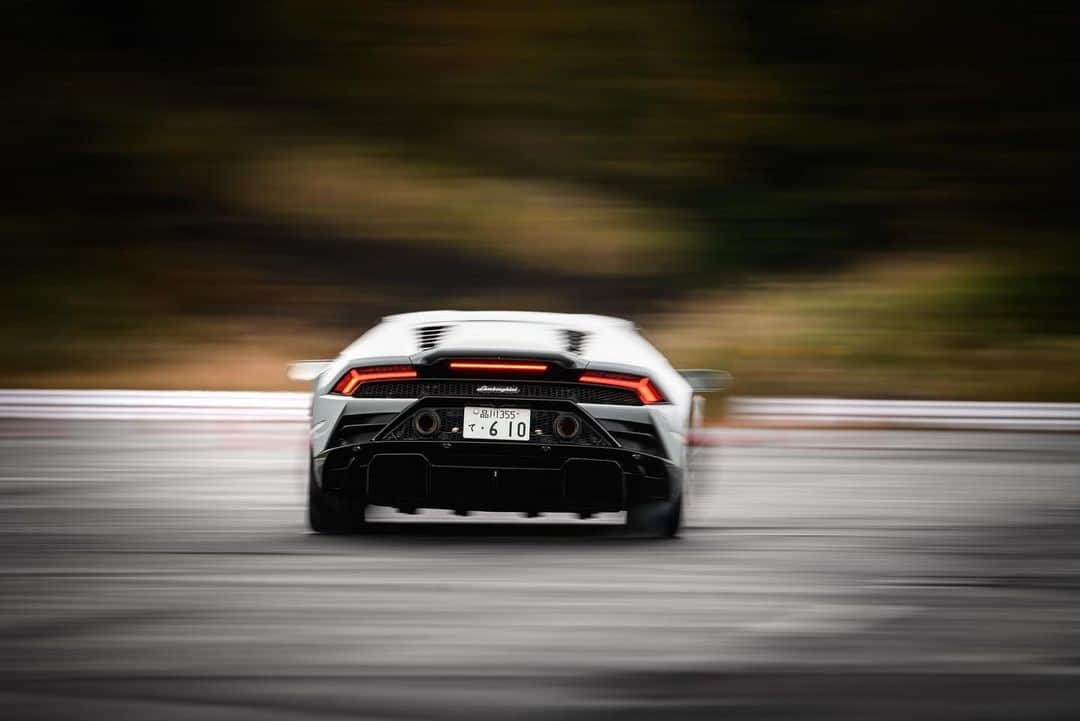 前澤友作のインスタグラム：「lesson.  #mzsupercar #supercar #sportscar  #lamborghini #lamborghinihuracan #huracanevo #huracanevorwd #drift  #前澤友作スーパーカープロジェクト #スーパーカー #ランボルギーニ #ウラカン #ウラカンEVO  #富士スピードウェイ #ドリフト  #yusakumaezawa #前澤友作 @yusaku2020   Thanks to: #ランボルギーニ麻布 @lamborghiniazabu」