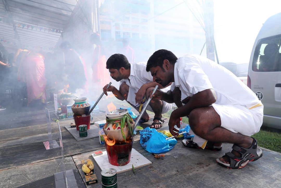 リー・シェンロンのインスタグラム：「பொங்கலோ பொங்கல்! Happy Pongal! ⠀⠀⠀⠀⠀⠀⠀ This harvest festival is celebrated by the Tamil community over four days, from yesterday till Saturday, with each day accorded with special significance and practices. You may know about the joyful custom of letting a pot of milk, rice and jaggery boil over, representing abundance and prosperity. This is usually done on the second day (which is today) and is also what gives the festival its name, as Pongal means to ‘overflow’. ⠀⠀⠀⠀⠀⠀⠀ This year’s celebrations are somewhat subdued due to the pandemic. There’s still the Pongal light up at Little India to enjoy and plenty of online activities to tune in to here: https://pongal.sg/ ⠀⠀⠀⠀⠀⠀⠀ May this season be filled with hope, blessings, and prosperity for everyone! – LHL ⠀⠀⠀⠀⠀⠀⠀ (The Pongal dish being prepared at the Bukit Panjang Pongal Festival in 2020. / MCI Photo by Clement)⠀⠀⠀⠀⠀⠀⠀」