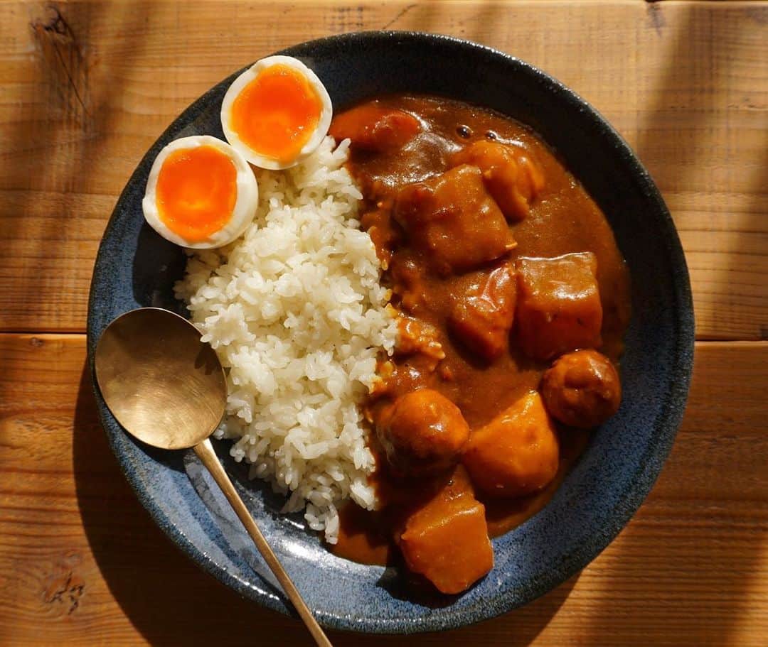 のインスタグラム：「カレー記録🍛  *. おでんを大量に作ったのでおでんカレー🍛🍢💛 おでんを楽しんだ後にアレンジを楽しみたくて作りすぎちゃうのです🙈 久しぶりにカレールー使った！ スパイス追加して簡単だけどスパイシー♡  またまた在宅勤務が始まって、、、 と言っても半分以上は出社しているのだけど、、、🚃 色々と我慢の日々が続くけど、そんな中でもときめきと楽しむことを忘れずに過ごしたいな、と思います♡ そんなこんなで遅ればせながら今年もよろしくお願いします✺ *. *. *. #カレー記録#🍛 #🍢#💛#こくまろ#スパイスカレー#スパイス#spicecurry #spice#spices #小澤基晴 #おうちごはん」