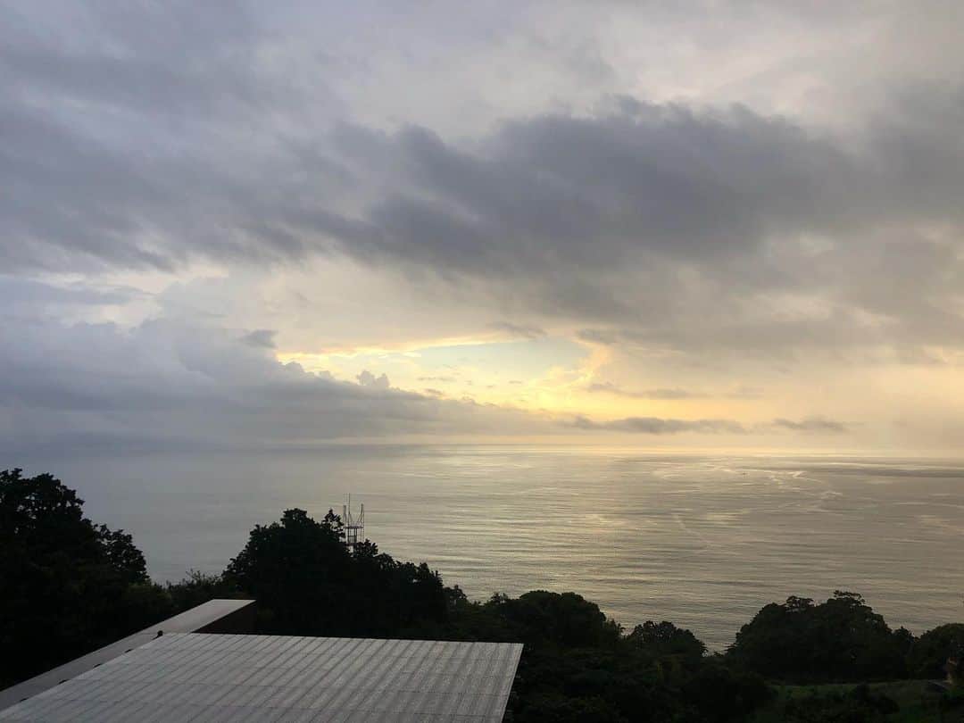 尾上菊之丞さんのインスタグラム写真 - (尾上菊之丞Instagram)「この江之浦の写真がこのプロジェクトの最初の一枚。暗雲が立ち込め強く雨が降っていました。まだどんな作品になるかも知れない希望と不安が入り乱れていましたが、撮影現場のロケハンに同行した舞踊協会スタッフ及び映像作品実行委員会のメンバー、そして撮影チームの熱量は高く、皆燃えていました！ この日から3か月半で台本作成から録音、稽古、撮影、編集、宣伝まで全ての行程がもうすぐ終わろとしています。 我々は必死でした。そして多くの方が寄り添ってくださいました。 この作品に参加してくれた同志、力を貸してくださった方々、ご覧くださったお客様、全ての皆様に感謝申し上げます！  配信チケットの販売はあと3時間。 14日23時59分までです。  チケットをお求めいただいた方は明日15日23時59分までご視聴いただけます。どうか見損ねている方々お忘れなきよう、最後のお願いでございます❗️  #地水火風空そして踊 #日本舞踊 #尾上菊之丞  #花柳昌太朗 #花柳大日翠 #藤舎貴生 #松本隆 #eita #井筒衣裳 #仁淀川ブルー  #松本白鸚 #藤間爽子 #市山松扇 #猿若清三郎 #西川大樹 #花柳喜衛文華 #花柳笹公 #花柳秀衛 #花柳寿楽  #花柳輔蔵  #花柳寿美蔵  #花柳昌鳳生  #坂東はつ花  #藤間豊彦  #藤間真白 #藤間蘭翔  #藤間涼太朗  #若柳吉蔵  #若柳里次朗」1月14日 20時39分 - kikunojoonoe3