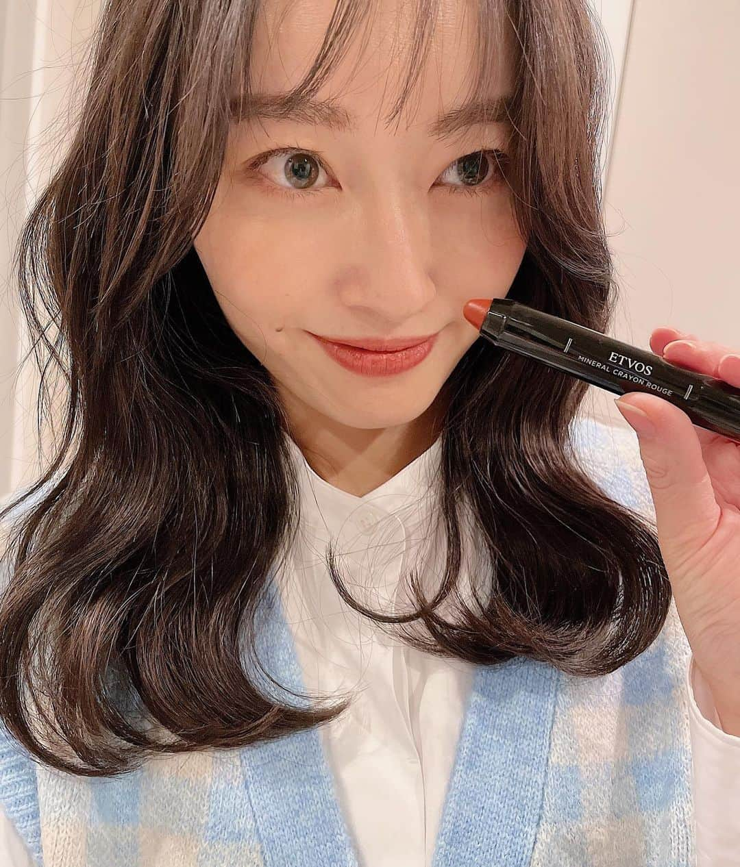 小祝麻里亜さんのインスタグラム写真 - (小祝麻里亜Instagram)「塗りやすい💄  口角たまに塗れてない私みたいなおっちょこちょいの人には、ペンシルみたいになってるから塗りやすくておすすめ✨冬はリップ塗らないと血色が…🥶  化粧直しはあまりしないけど、バッグにリップはマストです💄 ． ． ＿＿＿＿＿＿＿＿＿＿ #お気に入りコスメ #コスメ#エトヴォス #ミネラルクレヨンルージュ #makeup #instabeauty #rouge #etvos #오운애티튜드 #화장품 #뷰티스타그램 #메이크업 #메이크업스타그램」1月14日 20時39分 - maria_koiwai