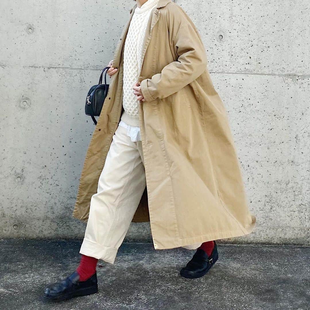 ryokoさんのインスタグラム写真 - (ryokoInstagram)「▪︎ . 白×白にベージュコートと赤靴下 . . . knit #vintage  bottoms #harvesty coat #harvesty bag #artsandscience shoes #aurorashoes  #オーロラシューズ」1月14日 20時40分 - ryo___ka