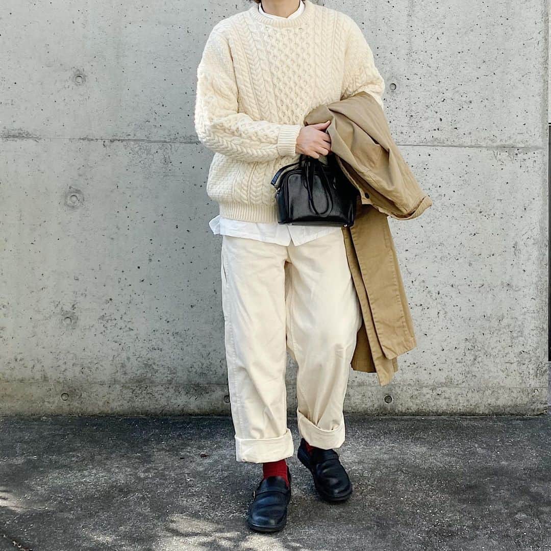 ryokoのインスタグラム：「▪︎ . 白×白にベージュコートと赤靴下 . . . knit #vintage  bottoms #harvesty coat #harvesty bag #artsandscience shoes #aurorashoes  #オーロラシューズ」