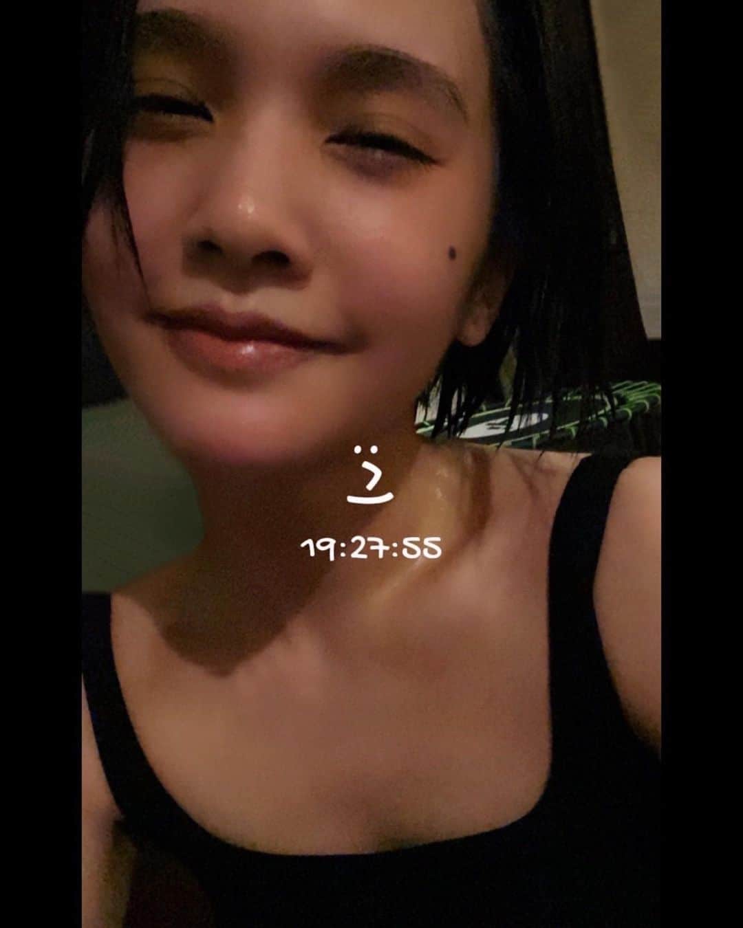 レイニー・ヤンのインスタグラム：「💪🏻💪🏻💪🏻 不出門自主訓練 跳床+肌力=爆汗 冬天更不能懈怠」