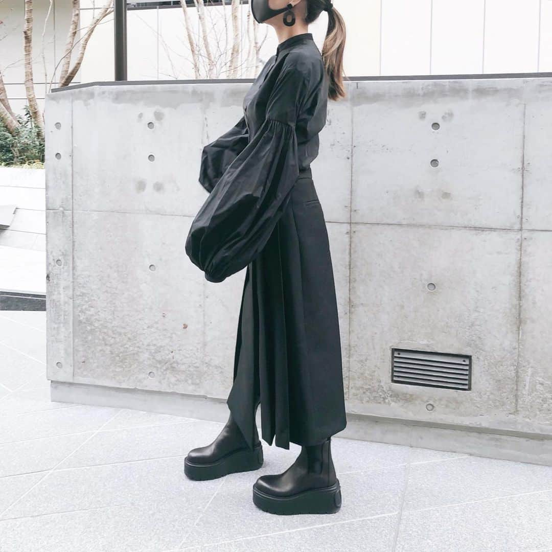 カオルコさんのインスタグラム写真 - (カオルコInstagram)「ｂｌａｃｋ🖤  #drawer セレクトだよん  shirts bottom @jilsander  shoes @maisonvalentino   #fashion #ootd  #black #jilsander #valentino #mystyle #お気に入り #大人コーデ」1月14日 20時41分 - ka_ruk_