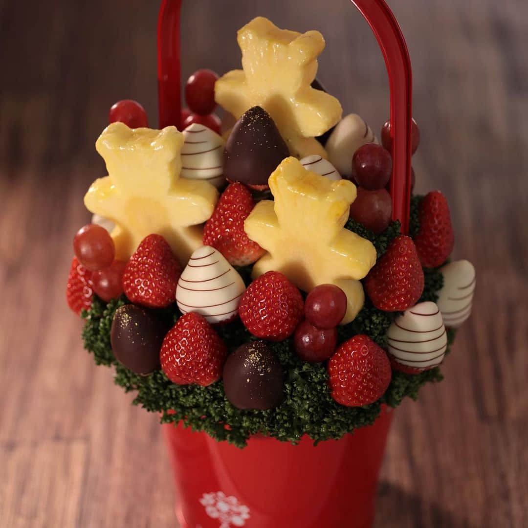 Fruit-bouquets.comのインスタグラム：「【いちごの季節限定商品🍓】 Teddy Berry(テディベリー) . お子様や女性に大人気のテディベアデザイン🧸 . ☆使用フルーツ☆ 🍓🍇🍍 . かわいいクマ型のパイナップルと3種のいちごを楽しめるフルーツブーケ 🐻🍓 . フランス産高級チョコレートには金箔をトッピング✨ . #フルーツブーケ #プレジール #フルーツ #果物  #果物大好き #フルーツ大好き #スイーツ #お祝い #プレゼント #贈り物 #記念日 #フルーツパフェ  #フルーツギフト #フルーツケーキ #インスタ映え  #インスタ映えスイーツ #インスタ映えケーキ #花束  #フォトジェニック #バレンタインチョコ #サプライズ  #サプライズプレゼント #いちご #いちごケーキ  #おうち時間 #ホームパーティー #テディベア  #ギフト #プレゼント #バレンタイン #バレンタインデー」