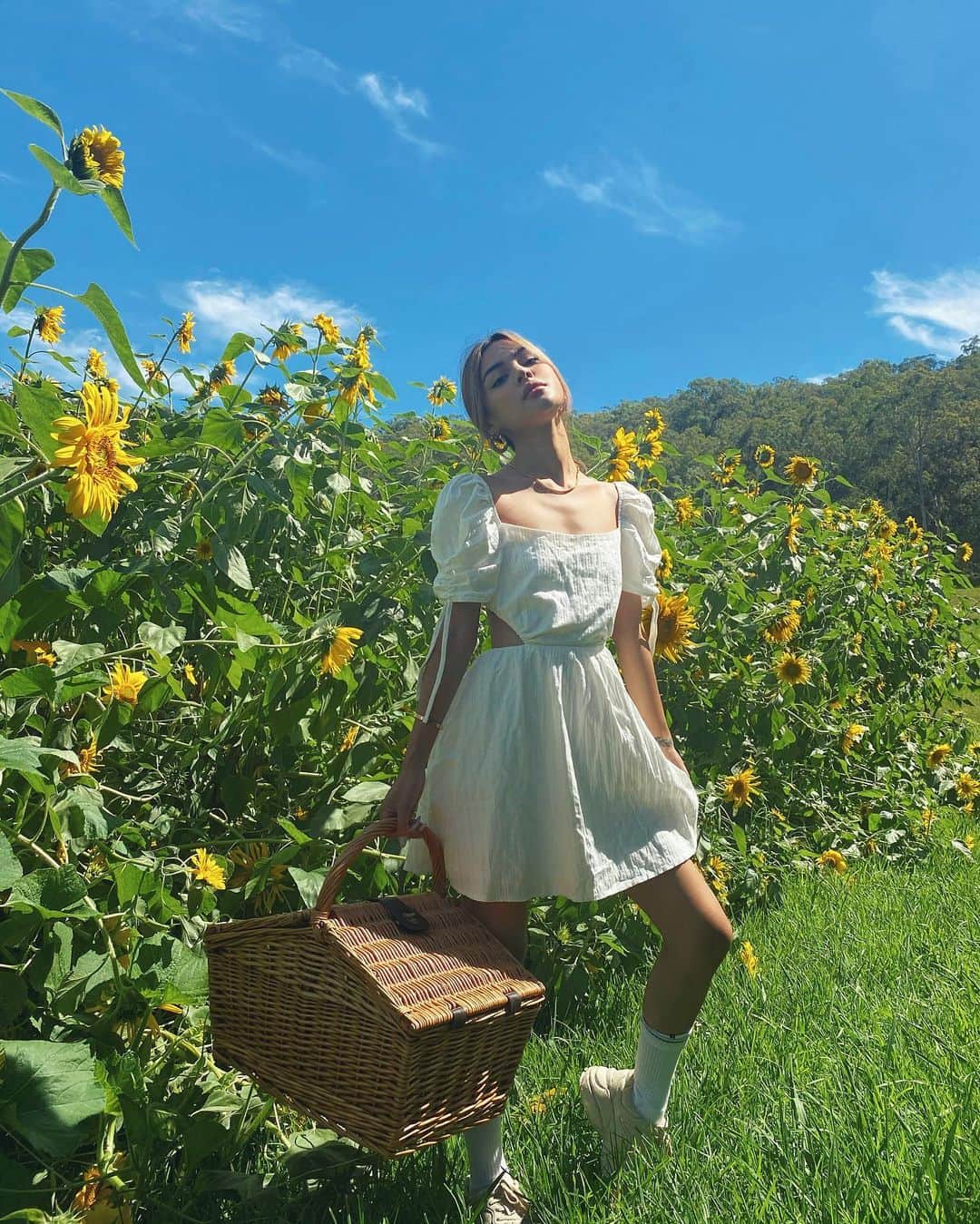 リリーマイマックのインスタグラム：「Picnic anyone? 🧺 dress is from @hellomolly use my code LILY for 10% off 🌻 #hellomolly #ad」