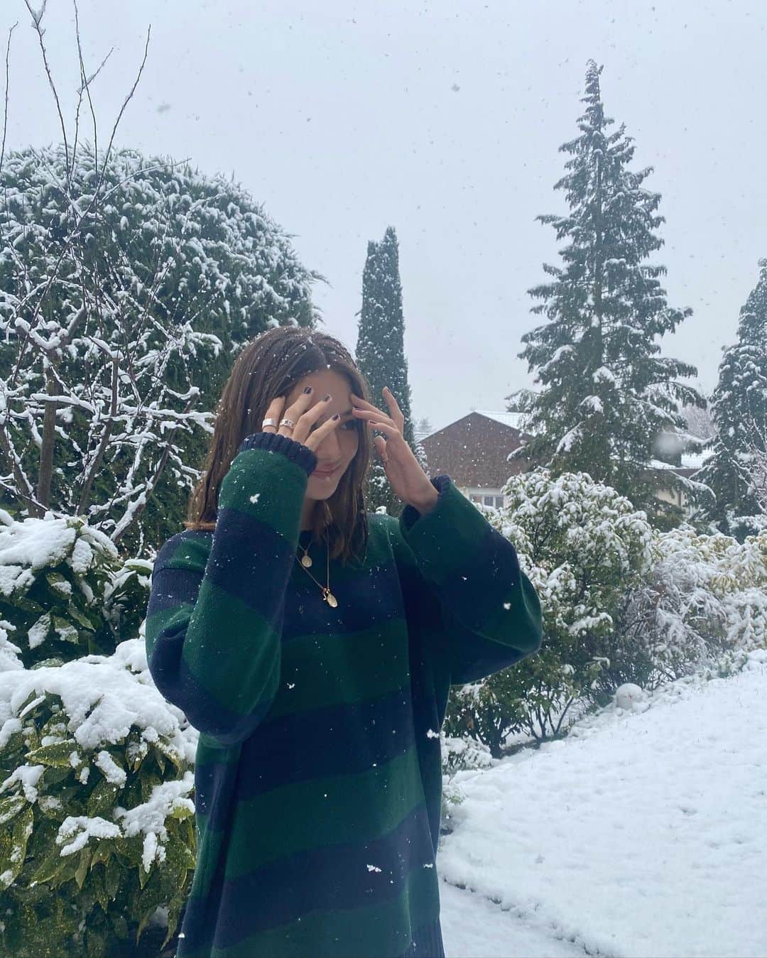 サクラ・キルシュさんのインスタグラム写真 - (サクラ・キルシュInstagram)「🤍🌨❄️  久しぶりのポストです🥺 今朝起きたらバーゼルでも雪が降り始めてました！！日本も大雪のところがあるみたいですね。。。気をつけてください😞 . I woke up this morning and it was snowing outside <3  . #snow #snowday #snowwhite #switzerland #basel #baselswitzerland #ootd #ootdstyle #ootdinspiration #cold #coldoutside #coldweather #❄️#さくふく」1月14日 20時48分 - sakura_kirsch