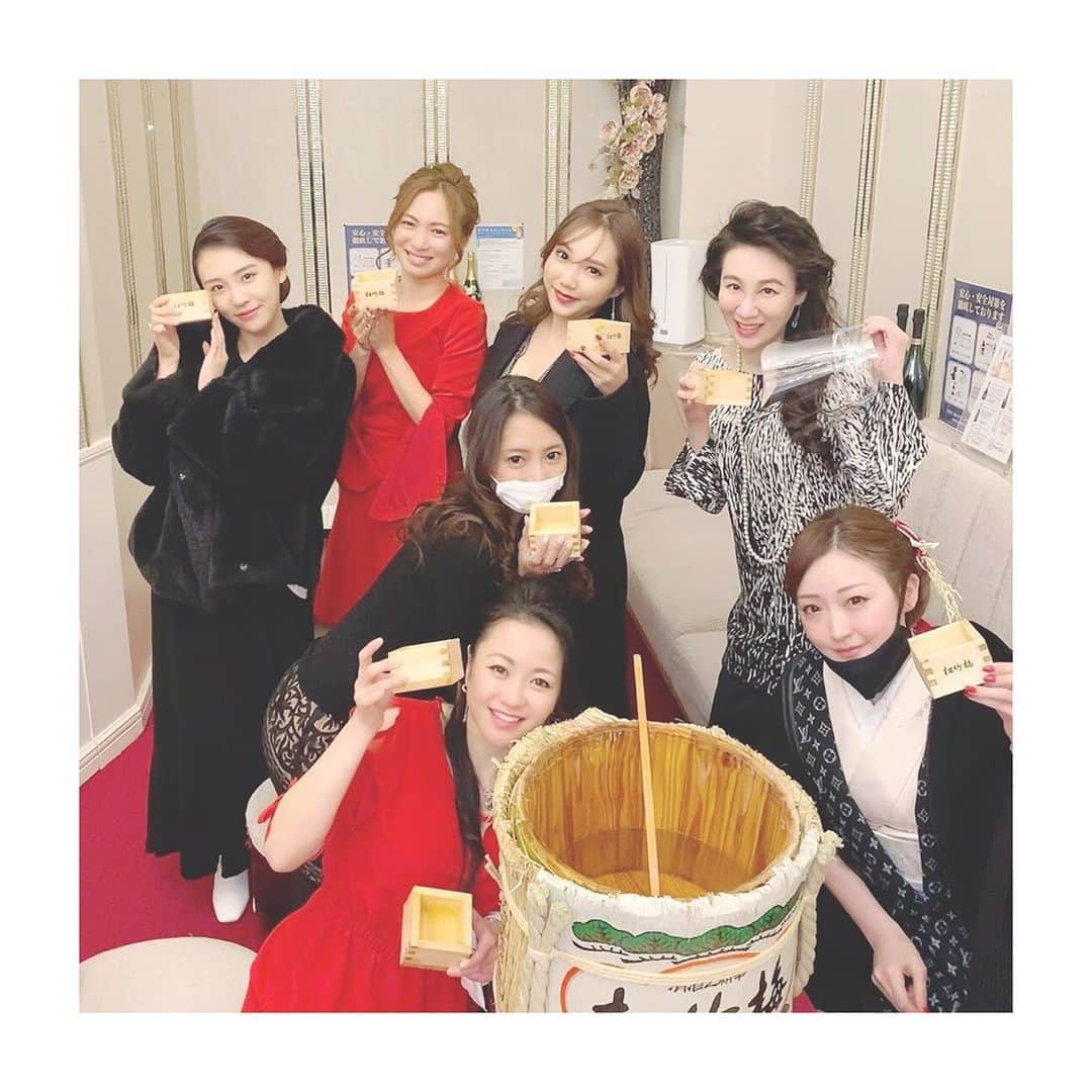 唐沢菜々江のインスタグラム：「御神酒で乾杯✨🍶  2020年は、経営者として 新たにスタートさせることができた年になりました✨ 2021年も、引き続き色々お勉強して参りたいと思います😊❗️❗️  瑞帆ママ、花菜ママ そして仲良しNanaeメンバーで 素敵な写真が撮れました🤗❣️✨  大変な中ですが、みんなで乗り越えていきましょう😉✨🥂  #御神酒 #祝酒 #乾杯 #唐沢菜々江 #ななえママ #菜々江ママ #クラブななえ #nanae #銀座 #東京 #新宿 #歌舞伎町 #クラブ #銀座クラブ #高級クラブ #メイク #ヘアメイク #ヘアアレンジ #エステ #tokyo #fashion #japan」