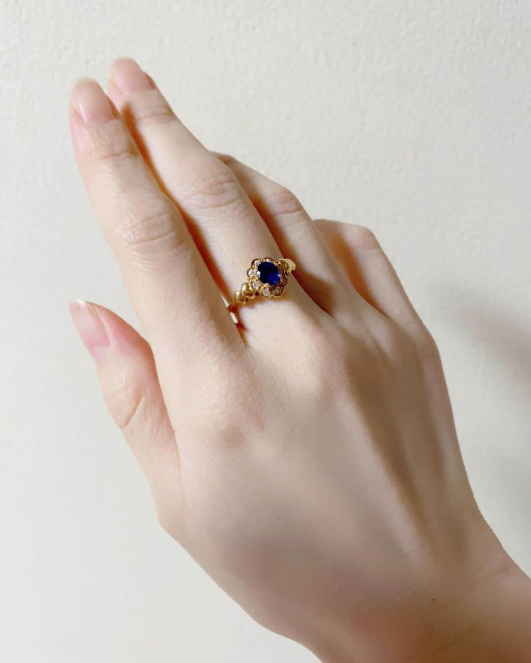 瀬稀ゆりとさんのインスタグラム写真 - (瀬稀ゆりとInstagram)「💍 Sapphire and diamond ring💍 This ring is hand me down from my mother. Thanks Mom!  最近のお気に入りは母のお下がりの指輪。お花のような形がかわいい😍  #myfavorite #ring #jewelry #handmedowns #お下がり #ジュエリー  #サファイヤ #ダイヤモンド #お気に入りアクセサリー」1月14日 20時48分 - yurito.seki