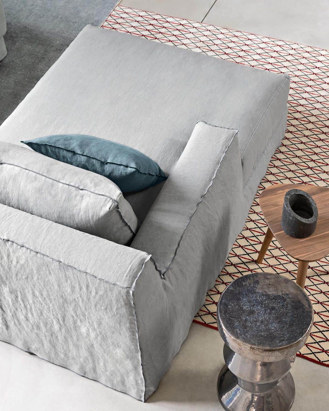 GERVASONI JAPAN / ジェルバゾーニ ジャパンのインスタグラム：「【 New Collection 】   Sofa : LOLL 20L / R Design : @paola.navone   【お問い合わせ先】 南陽オモビト株式会社 / GERVASONI TOKYO  〒107-0062 東京都港区南青山4-18-16 フォレストヒルズWESTWING B1 TEL：03-5413-3274 MAIL：info@gervasoni.jp  #gervasoni #GervasoniTokyo #paolanavone #interior #interiordesign #madeinitaly  #ジェルバゾーニ #ジェルバゾーニトーキョー #インテリア #イタリア家具 #ソファ #椅子 #テーブル #お洒落」