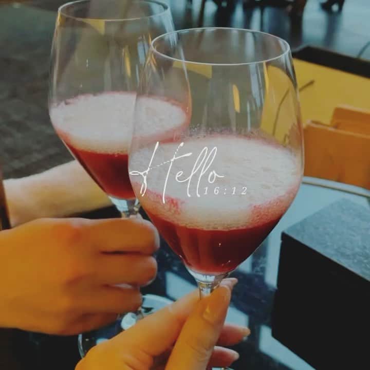 natsu_772のインスタグラム：「Afternoon tea〜〜"🥂"🍓  苺のノンアルcocktail めっちゃおいしかった〜♡  また外出自粛が開けたら いきたいなぁ〜🦢  先月amanで🫖した時の... @asucat524 きゃっとさんと💓  #amantokyo  #afternoontea #🫖♡」