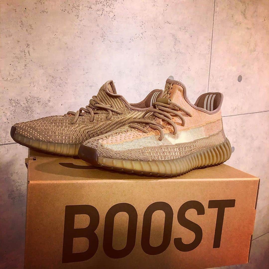 草川瞬のインスタグラム：「New kicks💥﻿ ﻿ adidas YEEZY BOOST 350 V2 “ SAND TAUPE” ﻿ thanx @sechan_w」