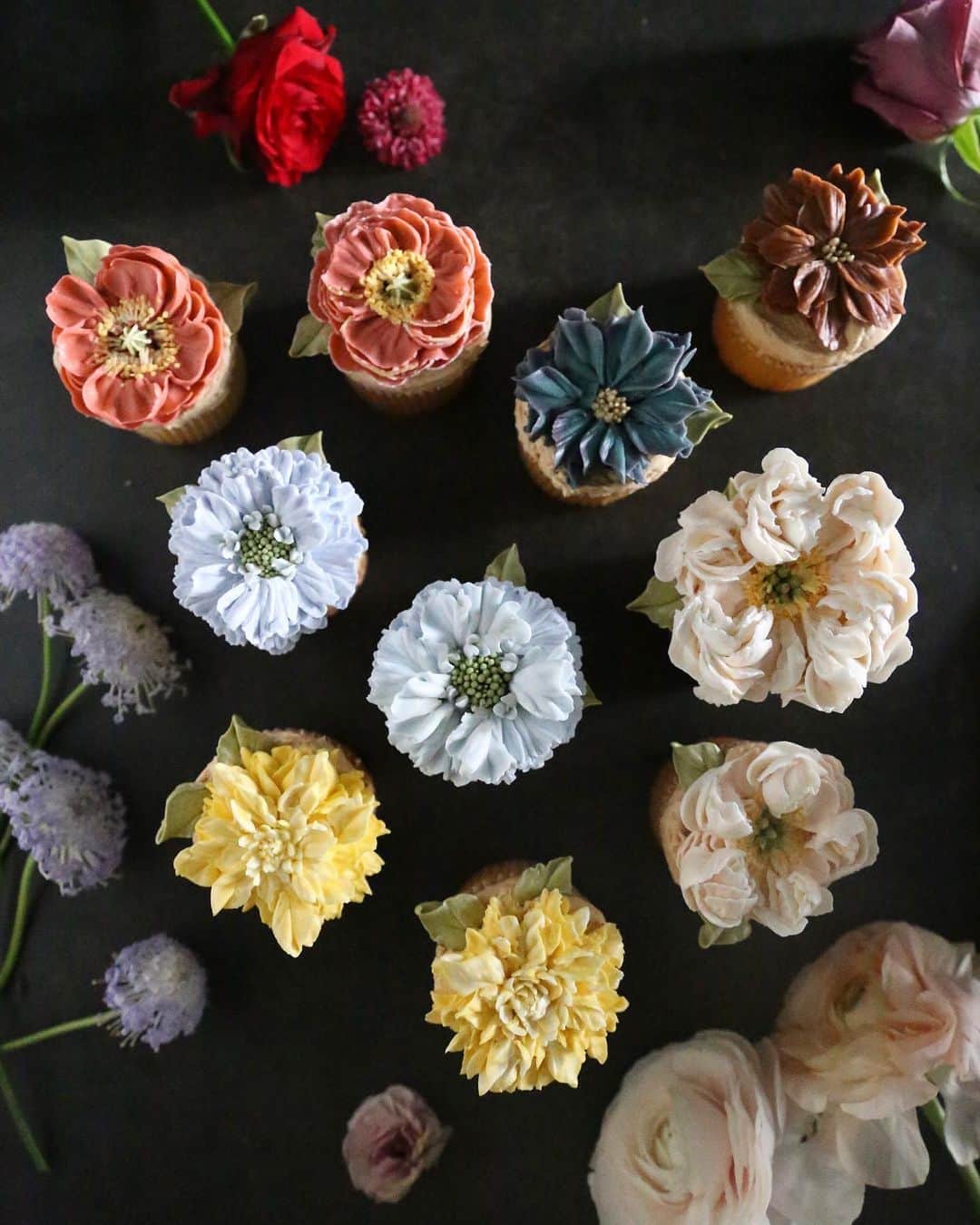 청담 수케이크 (atelier soo)さんのインスタグラム写真 - (청담 수케이크 (atelier soo)Instagram)「ㅡ 수많은이야기가담긴케이크들:) ㅡ #flower #cake #flowercake #partycake #birthday #bouquet #buttercream #baking #wilton #weddingcake ㅡ www.soocake.com」1月14日 20時50分 - soocake_ully