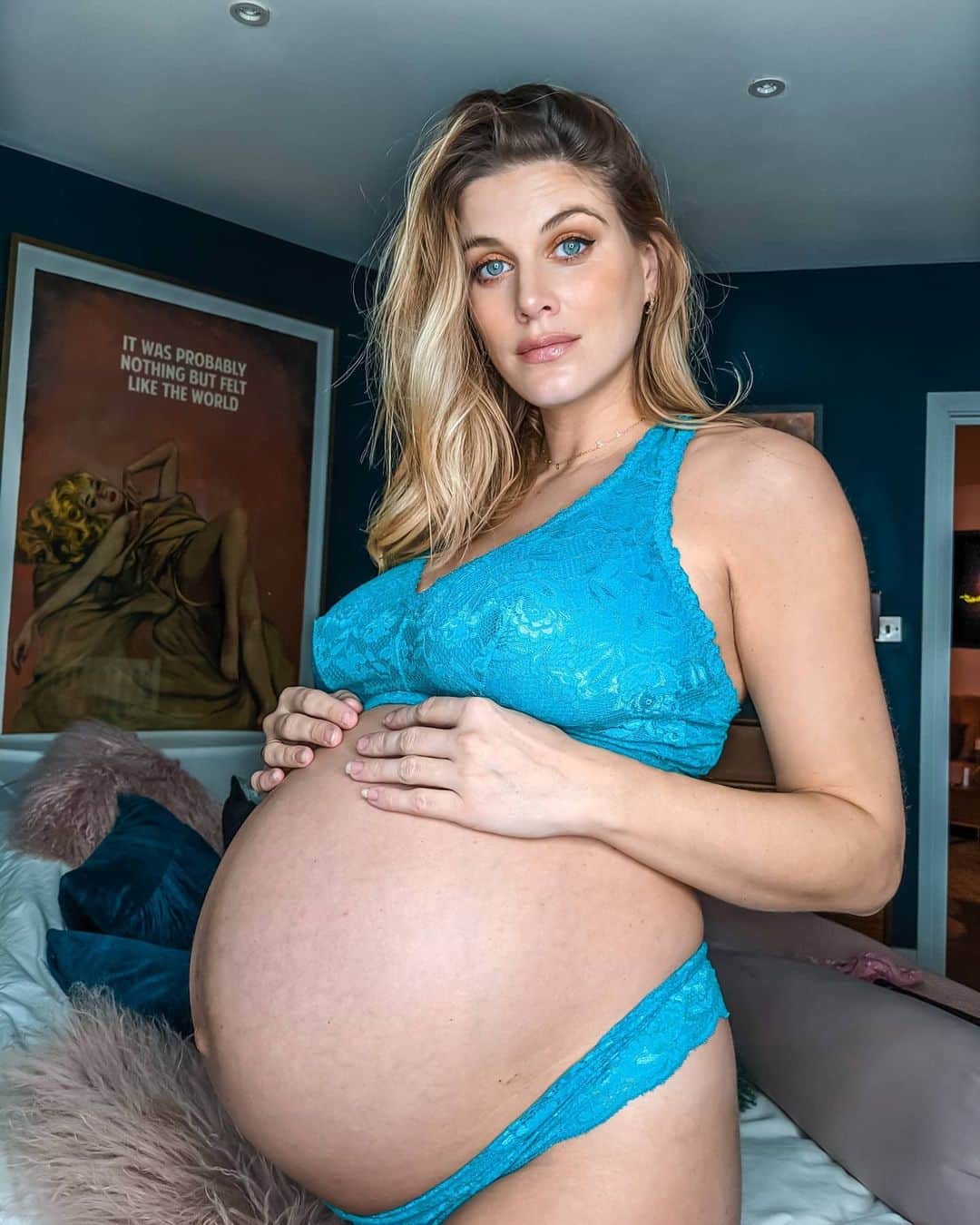 Ashley Jamesさんのインスタグラム写真 - (Ashley JamesInstagram)「Pregnancy and childbirth has given me a whole new appreciation for my body, and I look everyday at wonder at all the little changes. 🥰  I've been documenting my body with total fascination. The first two images are taken 2 hours after giving birth in the hospital, picture 3 is yesterday, and picture 4 & 5 are taken a few days before birth. The videos are all a day apart.  I feel like we're taught to fear pregnancy, or how our bodies will look post-birth, but I feel like it's been the most liberating experience. And also makes me so sad for how we are taught to hate our bodies... I look back at my body pre-pregnancy and realise any hang ups I ever had with my body had NOTHING to do with my body.   I feel like there's all this talk of 'snapping back' - I've been asked countless times whether I'm going to be snapping back, or whether I feel pressure to... I wish it wasn't even a question we had to be asked. And I've seen women being shamed for their body's ability to naturally shake off their weight. The truth is we're all so different, and right now I'm just fascinated at how my body is changing daily. I'm in awe of what it grew, how it grew, what it went through, and how it's changing now.  I love that my belly is a little wobbly as it's the perfect place for baby's little body to rest on for post feeding naps. He loves it. I also love that my body is being used for what nature intended - I'm not sure if this makes sense or not, but having had my boobs be sexualises ever since I was a teen, it's just so nice to see a baby feeding and sleeping on them. Bliss. 😊💘  Anyway, I'm not sure if this makes sense, but I just wanted to share some thoughts around my body, and our bodies in general. We are amazing, never let any unrealistic standard or expectation make you feel otherwise. 🥰  PS the underwear is the @bravadodesigns nursing bra, and the pants are disposable @always_uk_ireland ones that I've been living in since birth. I've been putting witch hazel in the crotch and putting them in the freezer. Game changer!」1月14日 20時51分 - ashleylouisejames