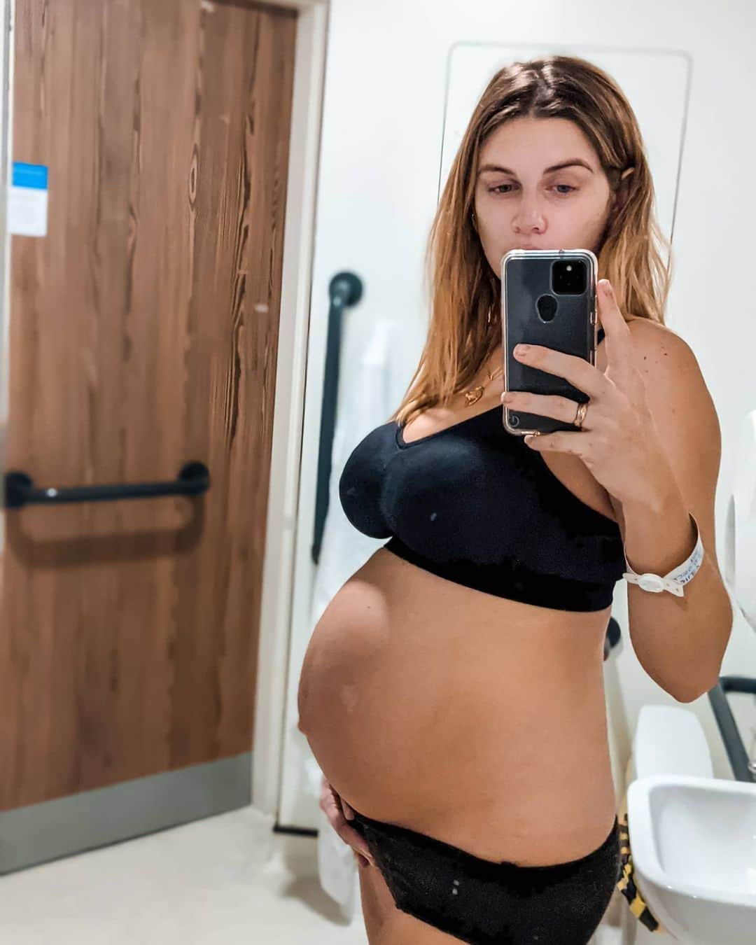 Ashley Jamesさんのインスタグラム写真 - (Ashley JamesInstagram)「Pregnancy and childbirth has given me a whole new appreciation for my body, and I look everyday at wonder at all the little changes. 🥰  I've been documenting my body with total fascination. The first two images are taken 2 hours after giving birth in the hospital, picture 3 is yesterday, and picture 4 & 5 are taken a few days before birth. The videos are all a day apart.  I feel like we're taught to fear pregnancy, or how our bodies will look post-birth, but I feel like it's been the most liberating experience. And also makes me so sad for how we are taught to hate our bodies... I look back at my body pre-pregnancy and realise any hang ups I ever had with my body had NOTHING to do with my body.   I feel like there's all this talk of 'snapping back' - I've been asked countless times whether I'm going to be snapping back, or whether I feel pressure to... I wish it wasn't even a question we had to be asked. And I've seen women being shamed for their body's ability to naturally shake off their weight. The truth is we're all so different, and right now I'm just fascinated at how my body is changing daily. I'm in awe of what it grew, how it grew, what it went through, and how it's changing now.  I love that my belly is a little wobbly as it's the perfect place for baby's little body to rest on for post feeding naps. He loves it. I also love that my body is being used for what nature intended - I'm not sure if this makes sense or not, but having had my boobs be sexualises ever since I was a teen, it's just so nice to see a baby feeding and sleeping on them. Bliss. 😊💘  Anyway, I'm not sure if this makes sense, but I just wanted to share some thoughts around my body, and our bodies in general. We are amazing, never let any unrealistic standard or expectation make you feel otherwise. 🥰  PS the underwear is the @bravadodesigns nursing bra, and the pants are disposable @always_uk_ireland ones that I've been living in since birth. I've been putting witch hazel in the crotch and putting them in the freezer. Game changer!」1月14日 20時51分 - ashleylouisejames