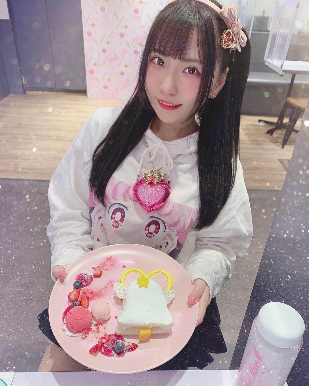 のインスタグラム：「セーラームーンEternalカフェ行ってきた💕 ちびうさちゃんのデザート、クリスタルカリヨンになっててかわちい！！🔔 (プリン食べれないからこれは葵さんが食べた😉) その後映画2回目行って来たけどちびうさちゃん癒しすぎる...後編早く見たい🥺 . . . . . . #セーラームーン #セーラームーンEternal #セーラームーンカフェ #コラボカフェ #ちびうさ #ちびムーン #スモールレディ #美少女戦士セーラームーン #映画 #ハーフツイン #アニメ #アニメ好き #アニメ好きな人と繋がりたい  #sailormoon #chibimoon #smalllady #cafe #anime」