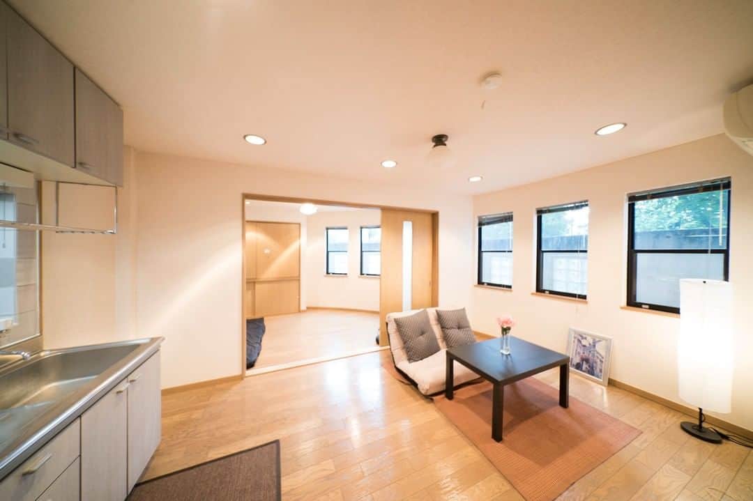 せたがやクラソンのインスタグラム：「『カーブをえがいたお部屋、庭は公園 A』﻿ ﻿ ・東急田園都市線駒沢大学駅 徒歩10分 ・9.7万円・31.70㎡・1LDK ___________________________________________________________________﻿  駒沢大学。 首都高と246号戦が走る駒沢大学駅前のエリアは、車通りが多くてがやがやとしたイメージの方も多いはず。でも、駅から10分の距離内には「駒沢オリンピック公園」や「駒沢緑泉公園」など緑が豊富な場所があって、じつは実は気持ちのいい暮らしができる場所なのです！  今回は駒沢大学のがやがやとしたイメージを覆す、「駒沢緑泉公園」真横のお部屋をご紹介。お部屋は少し変わったつくりをしています。リビングダイニングキッチン（8.5帖）から奥の洋室（5帖）にかけて、部屋の壁がぐるっとカーブを描いています。そのカーブ壁に沿って配置された窓から、隣の公園の緑がのぞけます。 リビングダイニングはほぼ四角いつくりなので問題なくレイアウトできそう。カーブのかかった洋室は、ベッドルームとして、ベッドと少しの家具（本棚やたんすなどなど）だけをうま〜く配置してください！ レイアウト想像してみたけど、そこまで難しくなさそう。  築16年ほどなので、設備に古さはありますがまだまだ現役で使えます。使ってあげましょう。キッチンのガスコンロのみ、持ち込みになりますので悪しからず。   駒沢緑泉公園には遊具はまったくなく、そのかわりに豊富な木々と簡易消毒している池と川、そして噴水があり、のんびりとしているおじいちゃんや親子が多いです。お部屋は公園の真横なので、庭を散歩するみたいに気軽に出歩けます。どうでしょう、駒沢大学の印象変わりましたか？ こんなに緑豊かでのんびりとできる場所が、駒沢大学にもあるのですよ〜！   ▼この物件の詳細、﻿ そのほかのお部屋はプロフィールのリンクから﻿ @setagayakurasson﻿ ___________________________________________________________________﻿ ﻿ 「オンラインでお部屋探し」スタートしました！ ご相談お待ちしております。 ﻿ ﻿https://setagayakurasson.com/online _____________________________________________________________________﻿ ﻿ #せたがやクラソン #せたがやンソン #賃貸 #お部屋探し #オンラインお部屋探し #引っ越し #内見 #部屋 #ワンルーム #ひとり暮らし #ふたり暮らし #好きな街 #暮らしを楽しむ #キッチン #家具 #世田谷 #賃貸インテリア #リノベーション #コンシェルジュ #世田谷のお部屋探し  #田園都市線 #駒沢大学 #世田谷線 #暮らしを楽しむ #キッチン #カーブのある建物 #窓からの景色 #グリーン #公園 #駒沢公園」