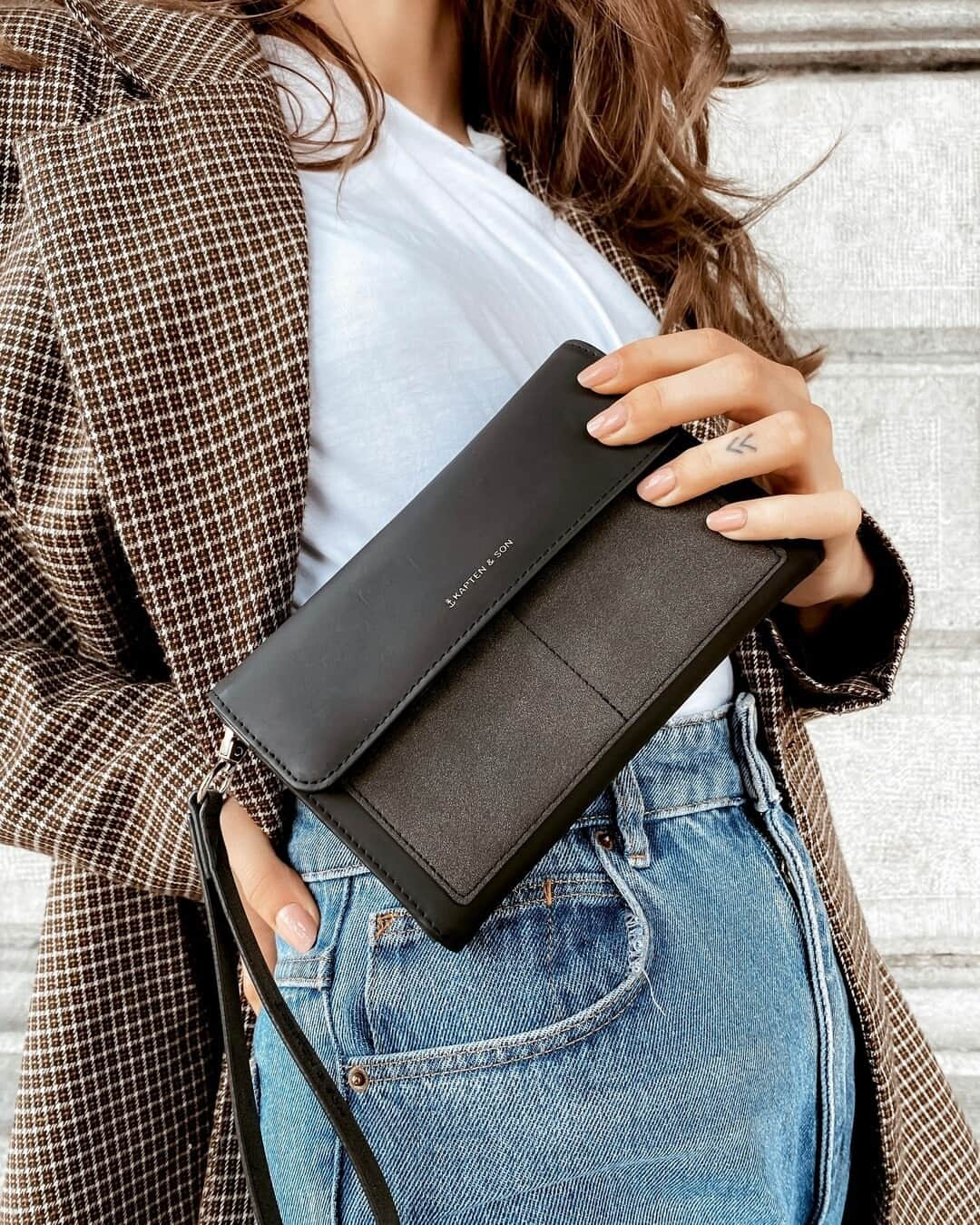 Kapten & Sonさんのインスタグラム写真 - (Kapten & SonInstagram)「Already know our Clutch Wallet Versailles All Black? 🖤 This pretty one is also ON SALE at the moment! The stylish wallet is made out of a high-quality material mix of vegan tech material and recycled PET! ♻️ It also comes along with a practical magnetic closure - check out! @nikkisietsema #bekapten #kaptenandson⁠ .⁠ .⁠ .⁠ #wallet #clutch #style #fashion #fashionable #outfit #details #casual #chic #look #inspo #inspiration #ootd」1月14日 21時01分 - kaptenandson