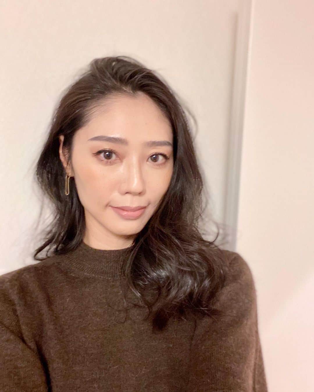 のインスタグラム：「【hair style】 たまには、巻いてみた。 最近ずっとストレートやったから。 んー。やっぱ、ストレートがよいかも。  #photography #photooftheday #photo_jpn #アラフォーコーデ #アラフォーファッション #アラフォーメイク #アラフォーヘア #アラフォーモデル #アラフォーライフ #followme」