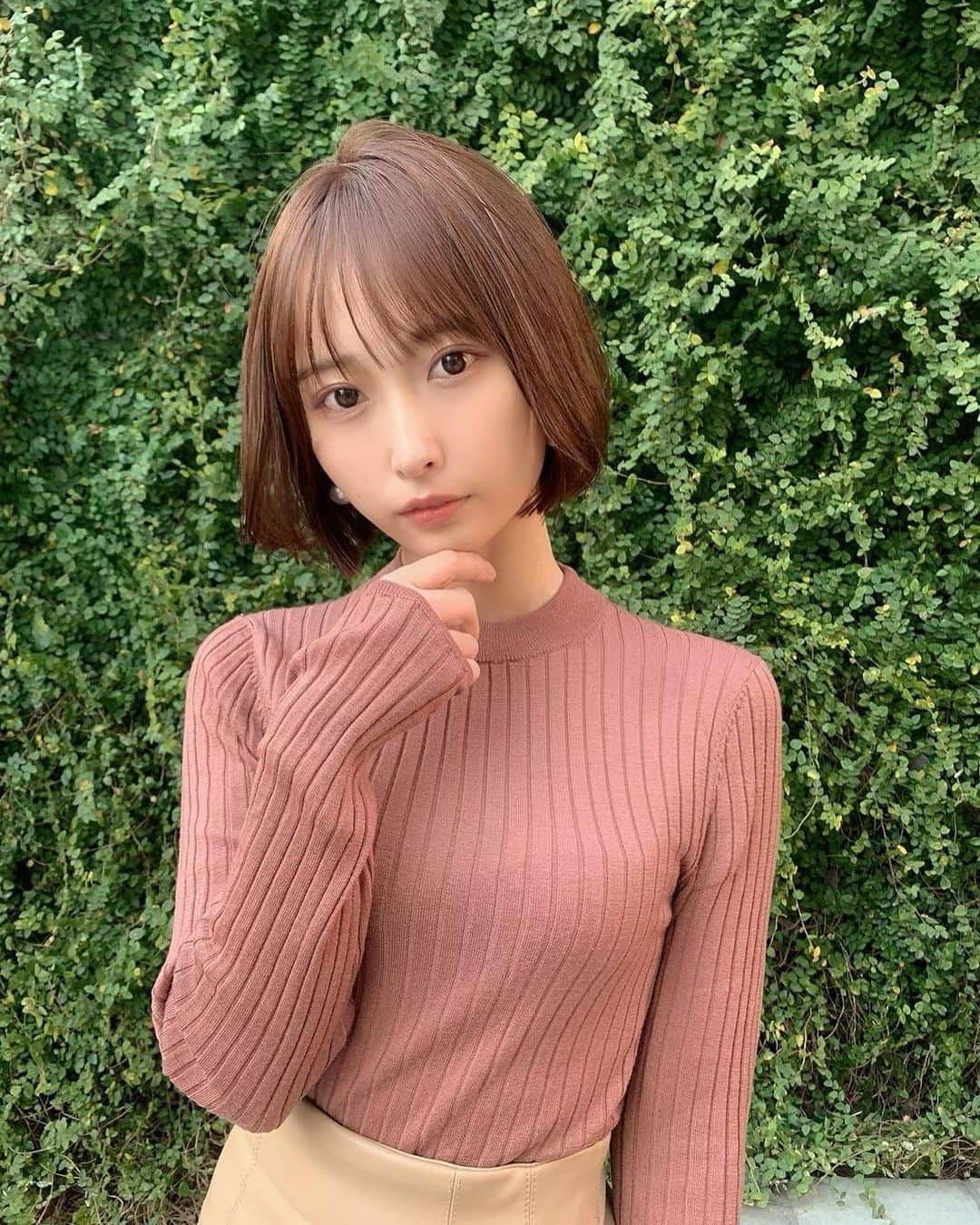 島田玲奈のインスタグラム：「. りほちゃんにカットカラーと髪質改善のトリートメントしてもらったよ🥰 . いつもカットもカラーもお任せしちゃうけど、センス良すぎて毎回どんぴしゃ💮 . 少し短くして、今回も暖色系のめちゃめちゃ良い色にしてもらいました🧡 . どうですか☺️💓 . #ショートヘア #ショートカット #ショートボブ」