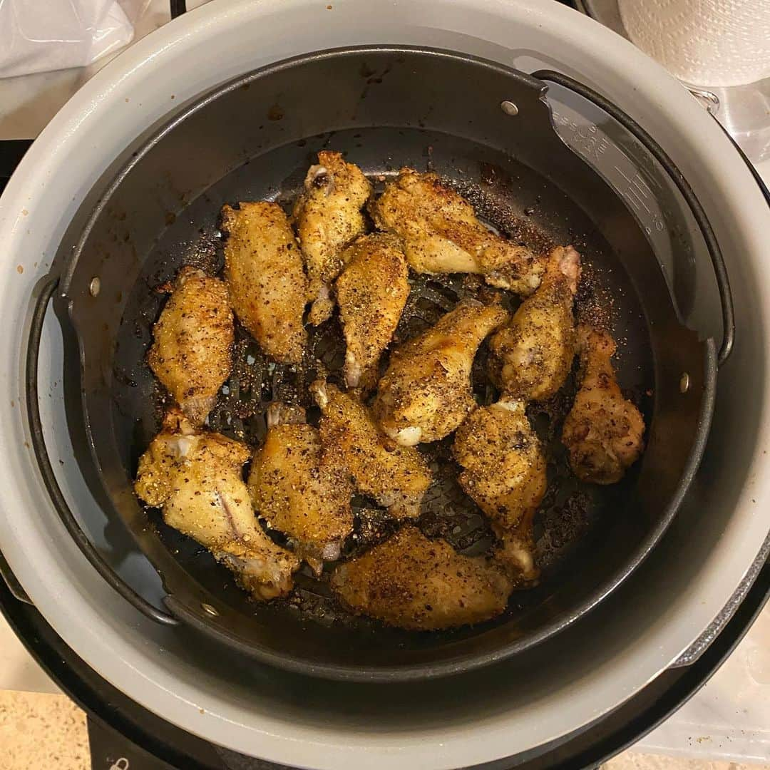 マーロン・ウェイアンズさんのインスタグラム写真 - (マーロン・ウェイアンズInstagram)「Lemon 🍋 pepper 🌶 wings ... my mama raised all her boys to cook. “I don’t want you relying on some woman to take care of you. My boys know how to take care of themselves. Don’t need nobody son. This way you can choose a quality woman”. #facts #ninjaairfryer」1月14日 20時53分 - marlonwayans