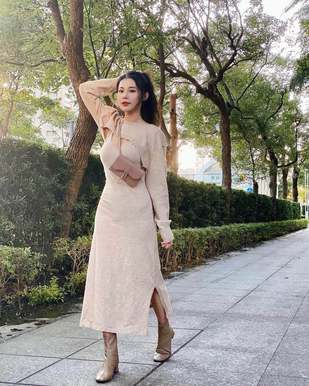 張香香のインスタグラム：「今天終於稍微回暖了😳 不然前幾天真的離不開棉被🥺 套裝/ @ysc_tw  幫妳們爭取到福利😚 即日起至1/17 使用折扣碼：m40925 訂單立刻折抵100元！」