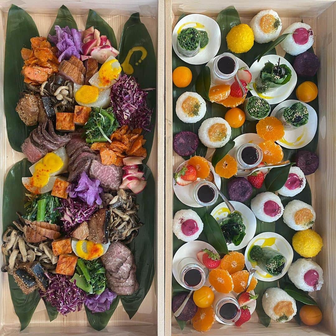 MOMOEのインスタグラム：「木箱にお詰めして  緊急事態宣言が発令され 外食がままならなくなりました ご家族でのお祝いのお食事に いかがでしょうか  日曜・祝日はお休みをいただいております 申し訳ございません  #diary #organic #catering #momoe  #momoegohan」