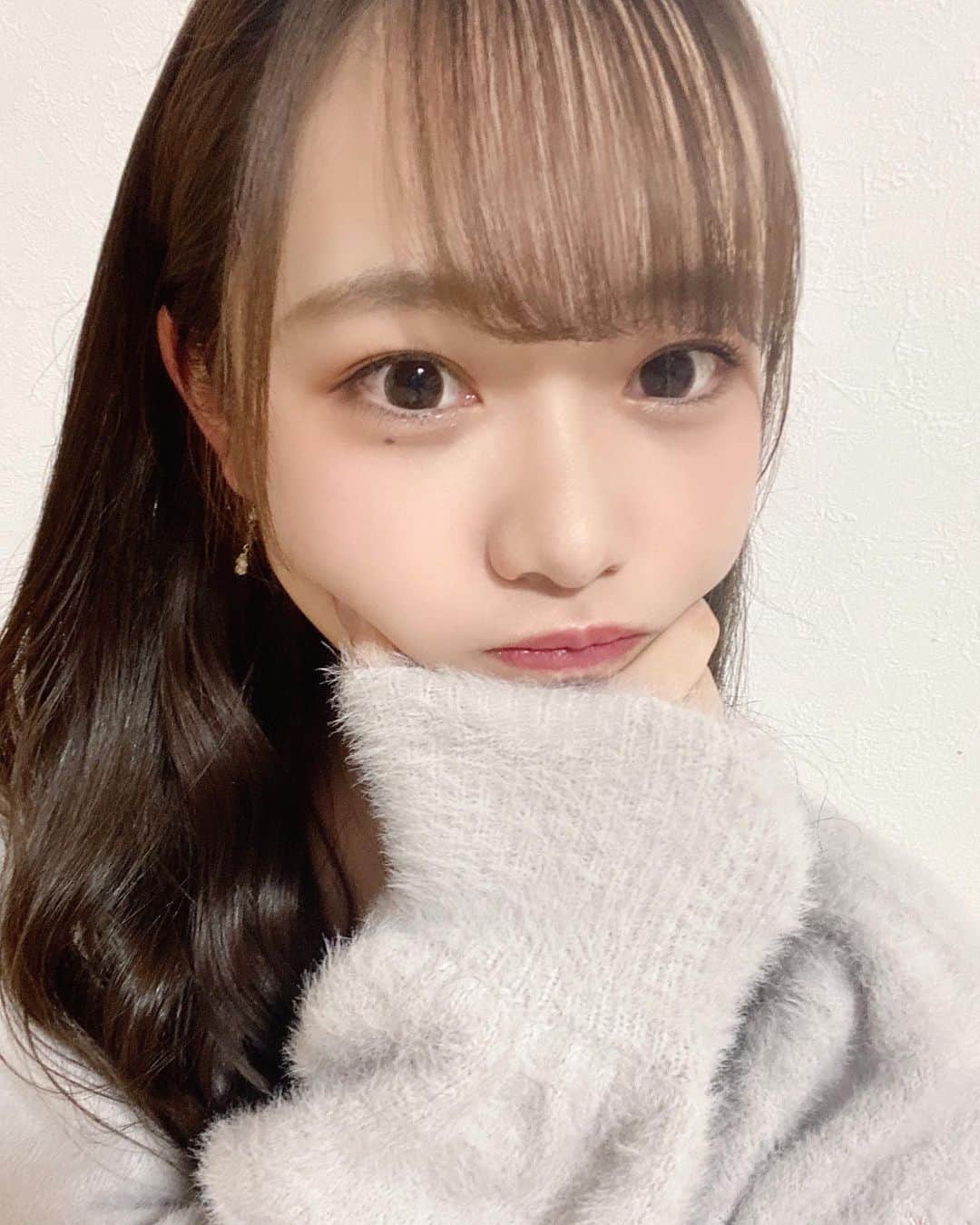 かわぎしるなのインスタグラム：「さむいね😖  #自撮り #自撮り女子 #ニット」