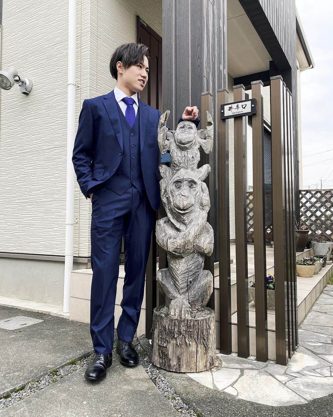 井手口瑞歩さんのインスタグラム写真 - (井手口瑞歩Instagram)「㊗️ 弟の京平ちゃんが無事成人しました🍾 小さい頃から本当に人に愛される人間で そんな弟を羨ましく思うことが何回もありました😌 やんちゃ坊主のクソガキが(口悪い) しっかり反抗期を経て立派に成人してくれて嬉しい🥰 . 最近は私の相談にも乗ってくれたり将来の話をしたり 恋バナをしたりとマブダチみたいな関係です✌🏻 たまに私のことを財布だと思っているのかと思いますが それでもお姉ちゃんと私の可愛い自慢の弟です👩‍👧‍👦 . これから社会に出て大変なことが沢山あると思うけど 何か困ったらいつでも相談してください☝🏻 相談相手としては良い役割を果たすと思います👌🏻 またゆっくり一緒にお酒飲もうね🍶(私の方が弱い) 改めて成人おめでとう！京平の未来に幸あれ😉 . #新成人 #成人式 #成人 #成人おめでとう  #井手口姉弟 #井手口家 #仲良し姉弟 #弟 #井手口ファミリー #熊本 #ブラコン #kumamoto #brother #family #mylove  #instagood #instalike #instadaily」1月14日 20時55分 - mizuho.04