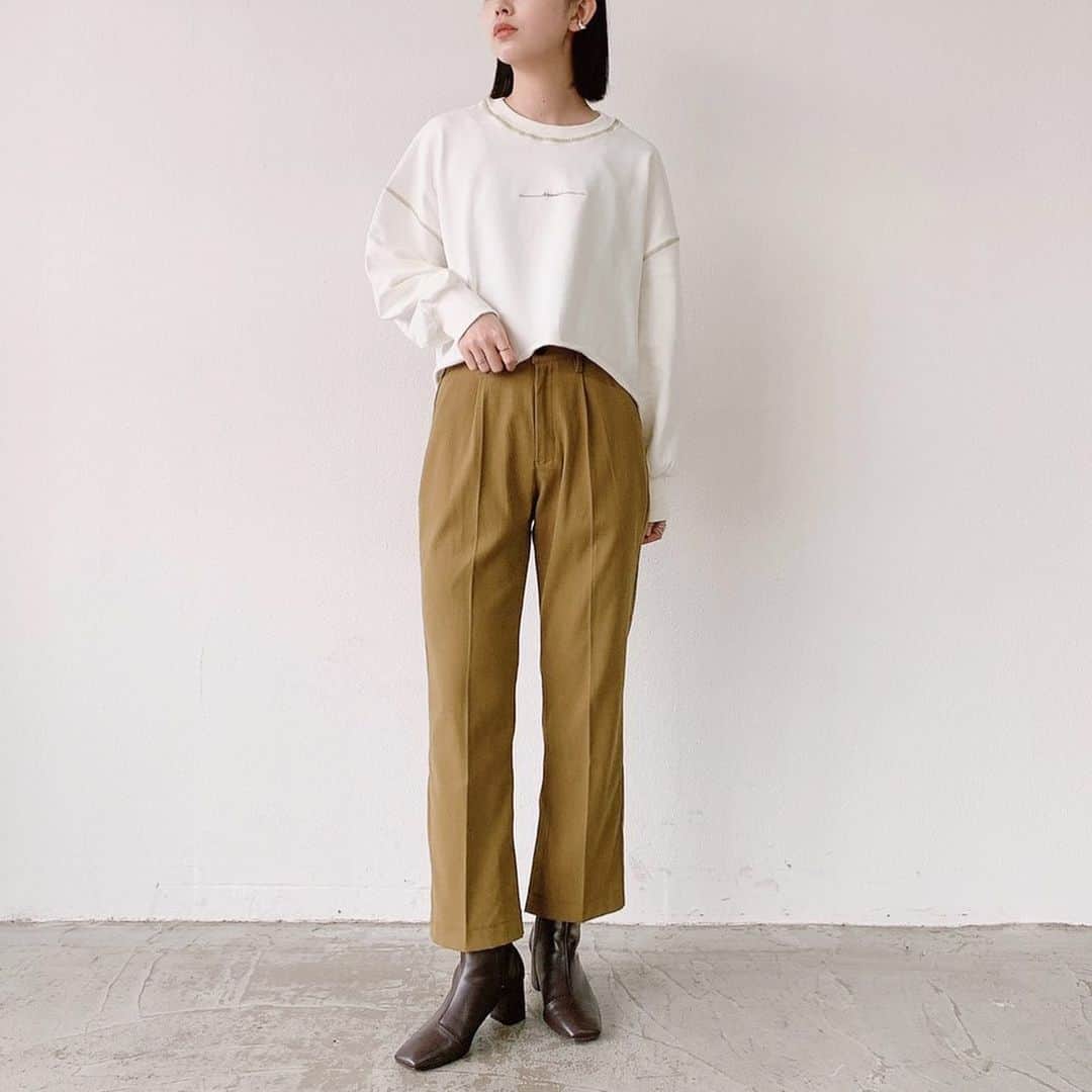 Vannie Officialのインスタグラム：「【ステッチラインロゴトレーナー】¥3,200+tax  《styling》 vannie Uオリジナルロゴのトップスからステッチロゴのデザインが登場！！ いつものコーデにプラスするだけで可愛くキマる一推しアイテムです♡ パンツ合わせでカジュアルにまとめるのも良し◎ ボリュームスカートや柄物と合わせた、女の子らしい組み合わせにも◎ さまざまなアイテムとコーディネートをお楽しみいただけます！  《detail》 カジュアルになりすぎない、華奢なステッチロゴで着やすさＵＰ♪ 縫い目を配色にしたところも可愛いポイント◎ ゆったりワイドなシルエットで着丈は短めなので、裾をINしなくてもバランスがとりやすい設計にしました♪ ニットより気兼ねなく着れるデイリー使いしやすいトップスです♡  《fabric》 ロングシーズン着用できる扱いやすいスウェット使用 ※詳しいお手入れ方法は商品タグをご参照ください。  #vannie_u#ヴァニーユー #ZOZOでしか買えない⠀⠀  お問い合わせはDMまでご連絡ください‪‪☺︎‬」