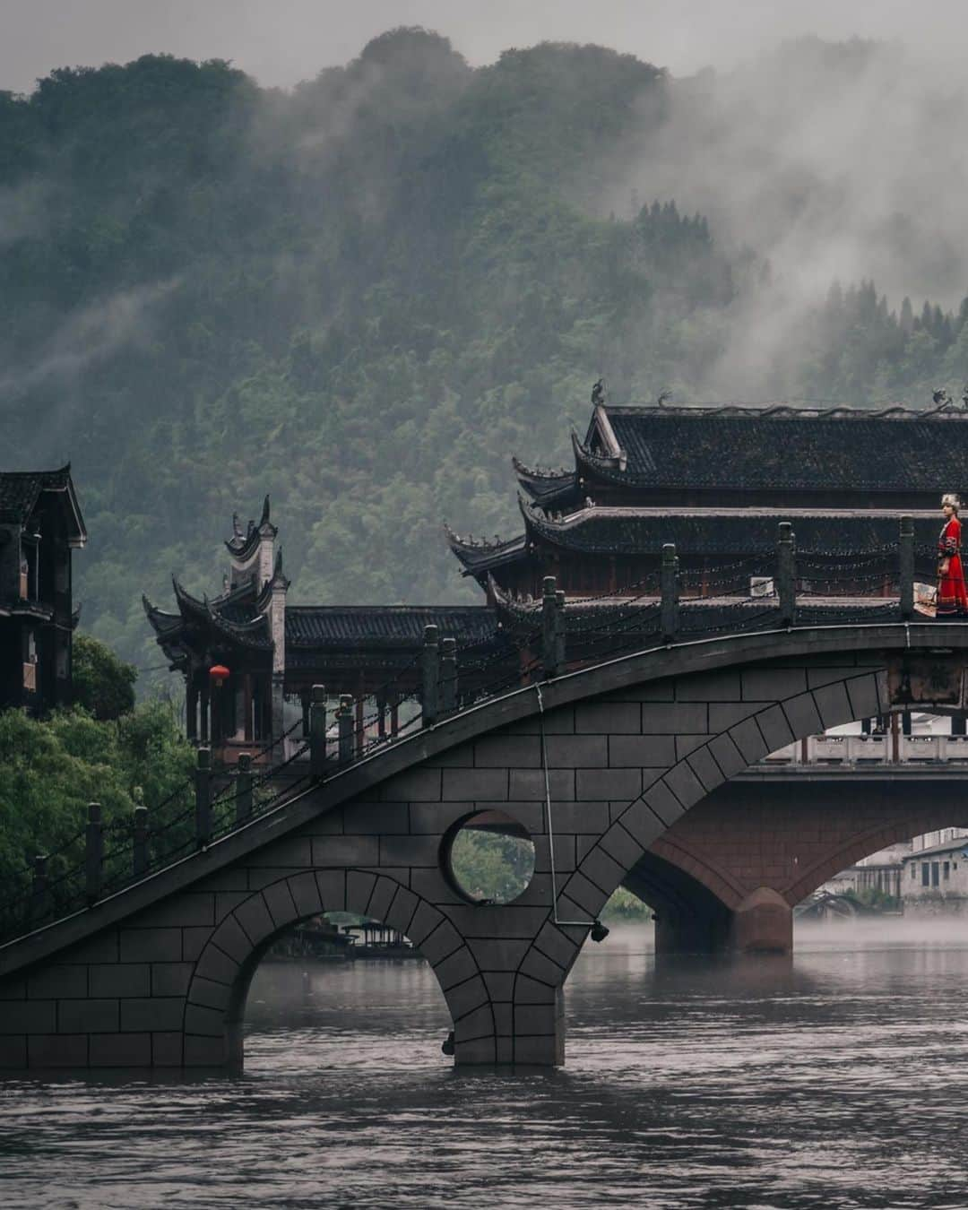 R̸K̸さんのインスタグラム写真 - (R̸K̸Instagram)「Gliding in small wooden boats and shuttle over the rivers in a heavy downpour. Struck by the beauty of the "watery country" and the city’s ancient culture. #hellofrom Fenghuang, China ・ ・ ・ ・ #beautifuldestinations #earthfocus #earthoffcial #earthpix #thegreatplanet #discoverearth #fantastic_earth #awesome_earthpix #roamtheplanet #lifeofadventure #nature #livingonearth  #theglobewanderer #visualambassadors #stayandwander #awesome_photographers #IamATraveler #wonderful_places  #designboom #voyaged #sonyalpha #bealpha #aroundtheworldpix #moodygrams  #cnntravel #d_signers #lonelyplanet #luxuryworldtraveler #onlyforluxury @sonyalpha  @lightroom @soul.planet @earthfever @9gag @500px @paradise」1月14日 21時01分 - rkrkrk