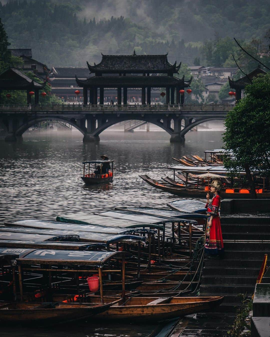 R̸K̸さんのインスタグラム写真 - (R̸K̸Instagram)「Gliding in small wooden boats and shuttle over the rivers in a heavy downpour. Struck by the beauty of the "watery country" and the city’s ancient culture. #hellofrom Fenghuang, China ・ ・ ・ ・ #beautifuldestinations #earthfocus #earthoffcial #earthpix #thegreatplanet #discoverearth #fantastic_earth #awesome_earthpix #roamtheplanet #lifeofadventure #nature #livingonearth  #theglobewanderer #visualambassadors #stayandwander #awesome_photographers #IamATraveler #wonderful_places  #designboom #voyaged #sonyalpha #bealpha #aroundtheworldpix #moodygrams  #cnntravel #d_signers #lonelyplanet #luxuryworldtraveler #onlyforluxury @sonyalpha  @lightroom @soul.planet @earthfever @9gag @500px @paradise」1月14日 21時01分 - rkrkrk