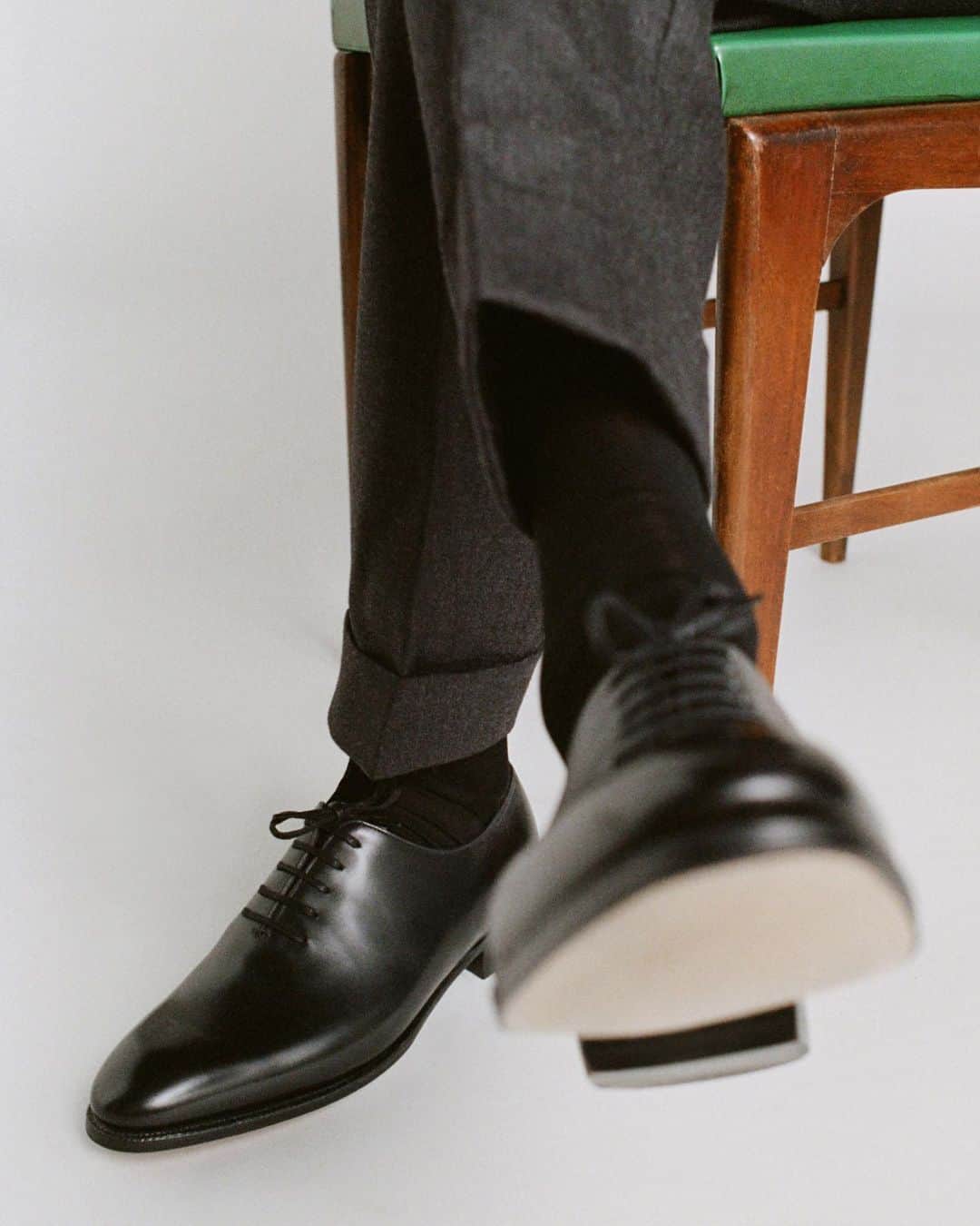 ジョンロブのインスタグラム：「Start off the new year in style, Marldon is crafted from a singular piece of calf skin leather and sewn together with a single seam. . #johnlobb @julienthomashamon @gauthierborsarello」