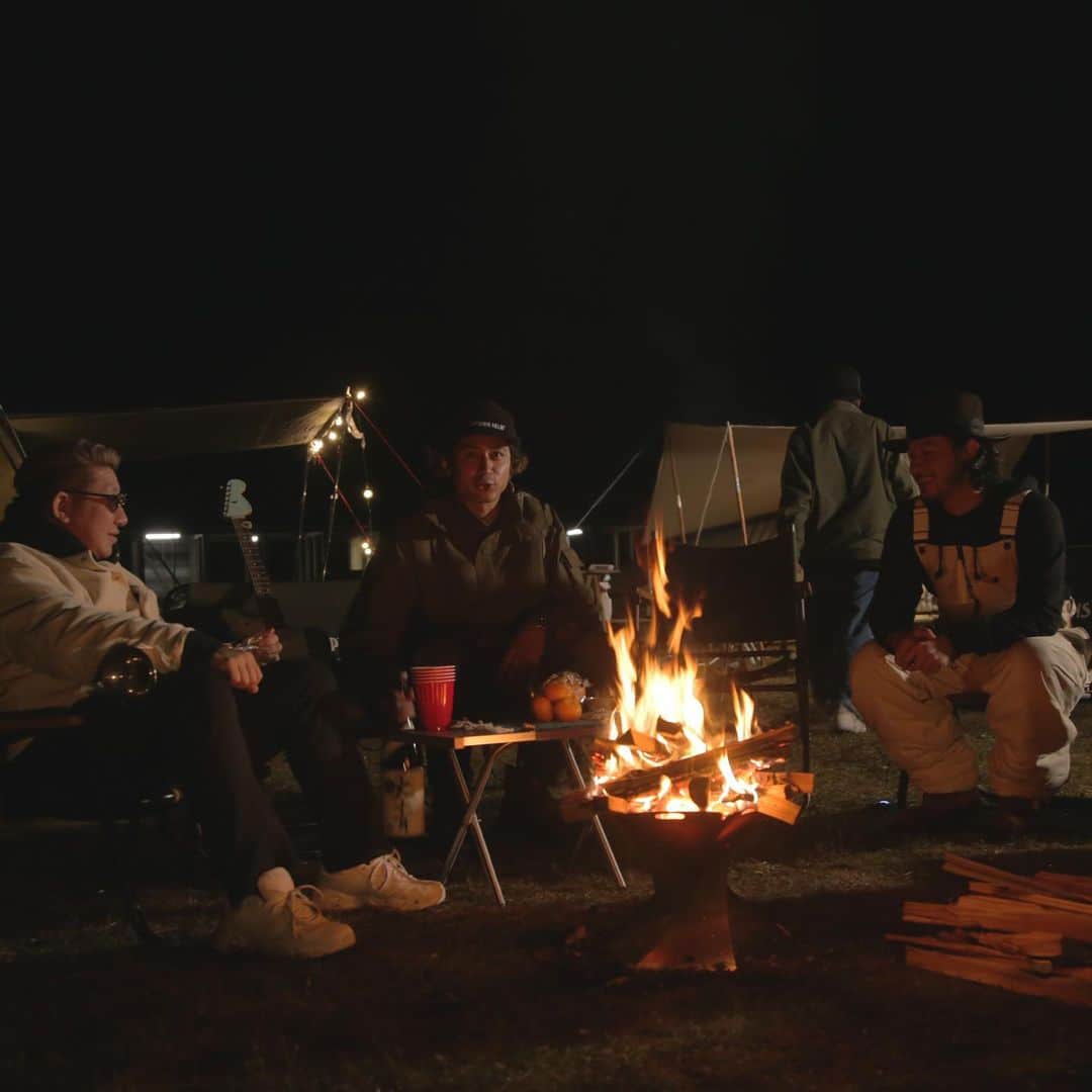 KENNY（吉原健司）さんのインスタグラム写真 - (KENNY（吉原健司）Instagram)「🔥🄾🅄🅃🄳🄾🄾🅁 🔥 オススメのキャンプ場情報あったら教えてください🤩 . 今日はこの後22:00から今週のYouTubeアップロード！ 今回はヴァンの改造回です！ 写真のアウトドアの回はエピソード8 & 9！⛺️ そしてそのキャンプの記事を @oceans_magazine でも特集してもらってるのでそちらもチェックしてみてね！ #outdoor#camping#jamming#guitar#session#journey#vanlife#solvan」1月14日 20時58分 - kenny_yoshihara
