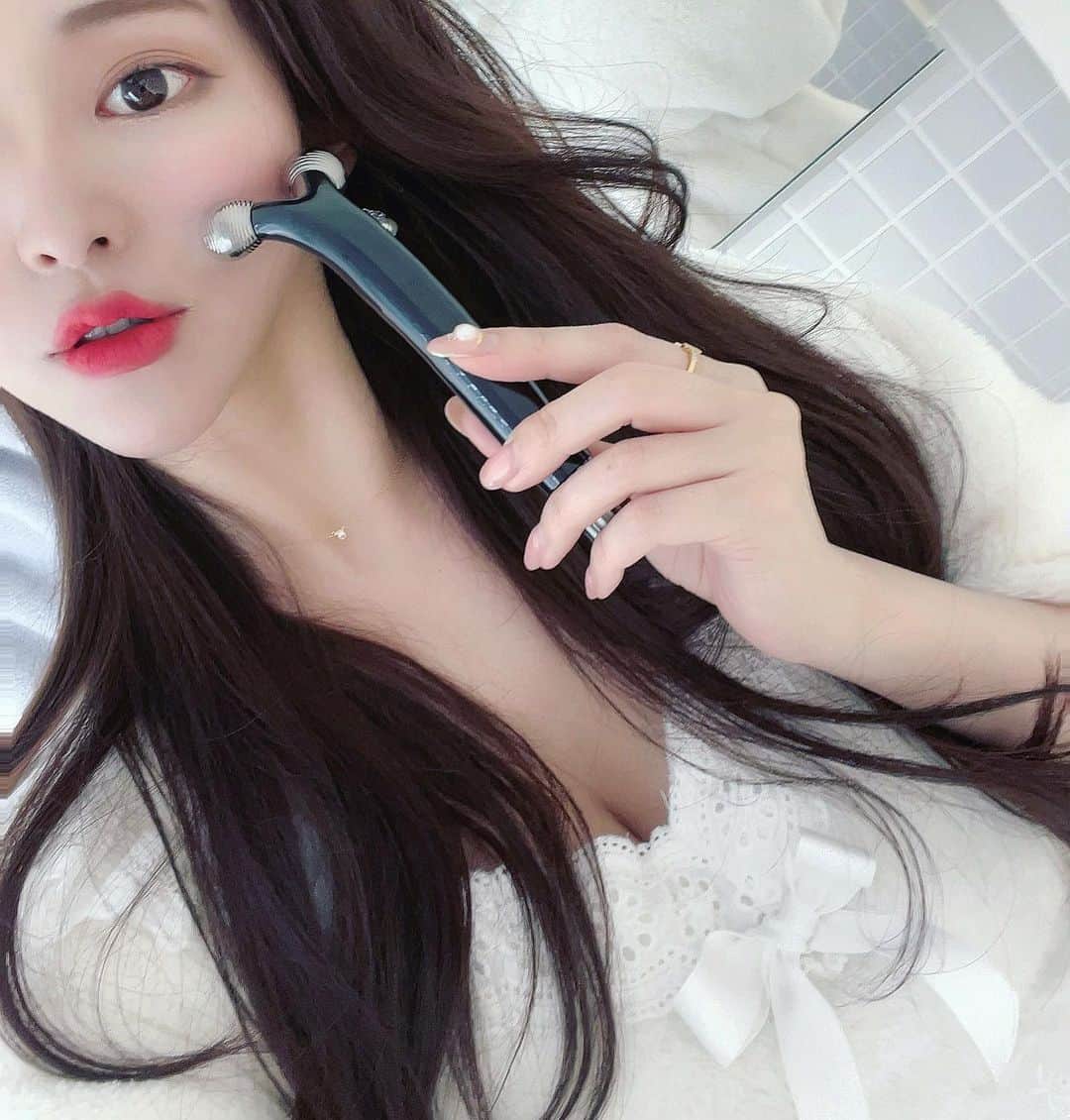 natsu_772のインスタグラム：「今日もお気に入りのroomｳｪｱ もこもこあったかい〜〜🦙🤍  最近、おうち美容アイテムで GETして愛用中なのが wavyminiforsalon✨  EMSで表情筋にアプローチ 出来るので普段リモートで常に 無表情😐の私には最適なアイテム笑。  しかも美容液の導⼊まで できちゃうのでかなり優秀です♡  ぜひおうち美容アイテムに加えてみてください〜☺︎」