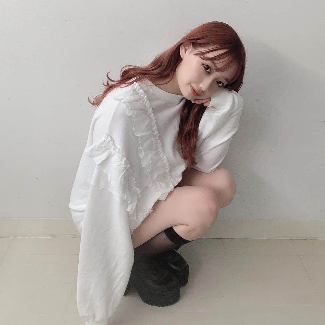 白川れなのインスタグラム：「今日は私が通ってる学校 @venusacademy さんのパンフレット撮影でした！﻿ 完成楽しみだな〜♡﻿ ﻿ ﻿ そして、今日の1:20分からは全力坂です！﻿ ぜひ見てください〜🥺🥺﻿ ﻿ ﻿ ﻿ ﻿ ﻿ ﻿ ﻿ ﻿ ﻿#ヴィーナスアカデミー #全力坂  #ピンクカラー #ピンクベージュ#pink #hairstyle #haircolor # #daily #daily_photo_jpn #socialdistancing #makeup #美容学生 #メイク #lilac #バンド#portrait #좋아요 #소통 #팔로우 #팔로미 #오오티디 #데일리룩 #패션 #뷰티스타그램 #메이크업 #셀카 #赞 #我的最愛 #韓国ヘア」
