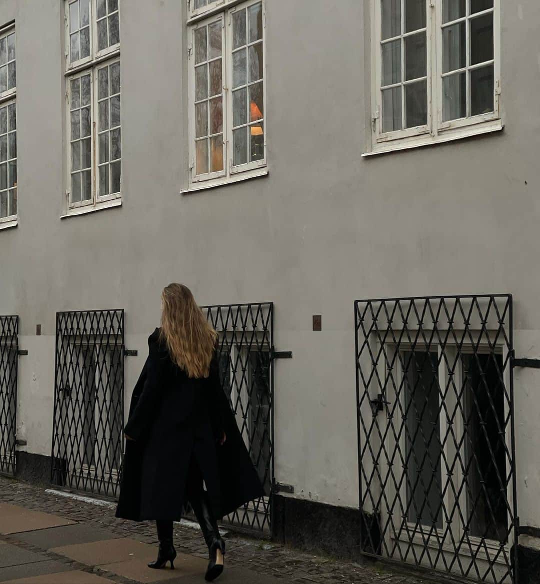 Mathilde Goehlerのインスタグラム：「Forward 🖤」