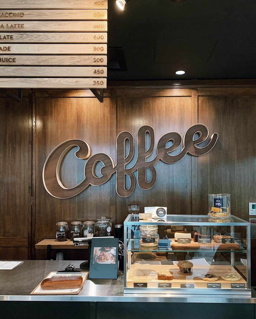 C A F E L O V E Rさんのインスタグラム写真 - (C A F E L O V E RInstagram)「SCOOL BUS COFFEE STOP//大阪 北浜駅から徒歩1分のところにある おひとり様でも入りやすい 雰囲気のコーヒースタンド🚌 リノベーション会社が運営するカフェで、 内装はポートランドのコーヒースタンドを イメージしてデザインされているそう🇺🇸 ㅤ @schoolbus_coffeestop #schoolbuscoffeestop #スクールバスコーヒーストップ ㅤ ※営業状況やメニューなど詳細は、 各アカウントでご確認ください それぞれができる形で大好きなカフェを応援しよう！ #コロナフードアクション」1月14日 21時02分 - _cafelover_