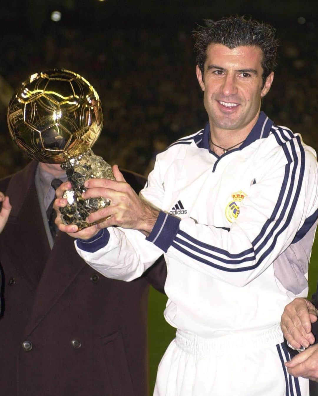 LFPさんのインスタグラム写真 - (LFPInstagram)「✨ 𝐏𝐔𝐑𝐄 𝐆𝐎𝐋𝐃 ✨  🔙 #OnThisDay 20 years ago, @luis__figo  presented his #BallonDOr to the Santiago Bernabéu!  ✨ 𝐃𝐄 𝐎𝐑𝐎 ✨  🔙 #TalDíaComoHoy hace 20 años, #Figo presentó su #BalonDeOro al Santiago Bernabéu.  #LaLiga #LaLigaSantander #Football #LaLigaHistory #YouHaveToLiveIt #HayQueVivirla」1月14日 21時03分 - laliga