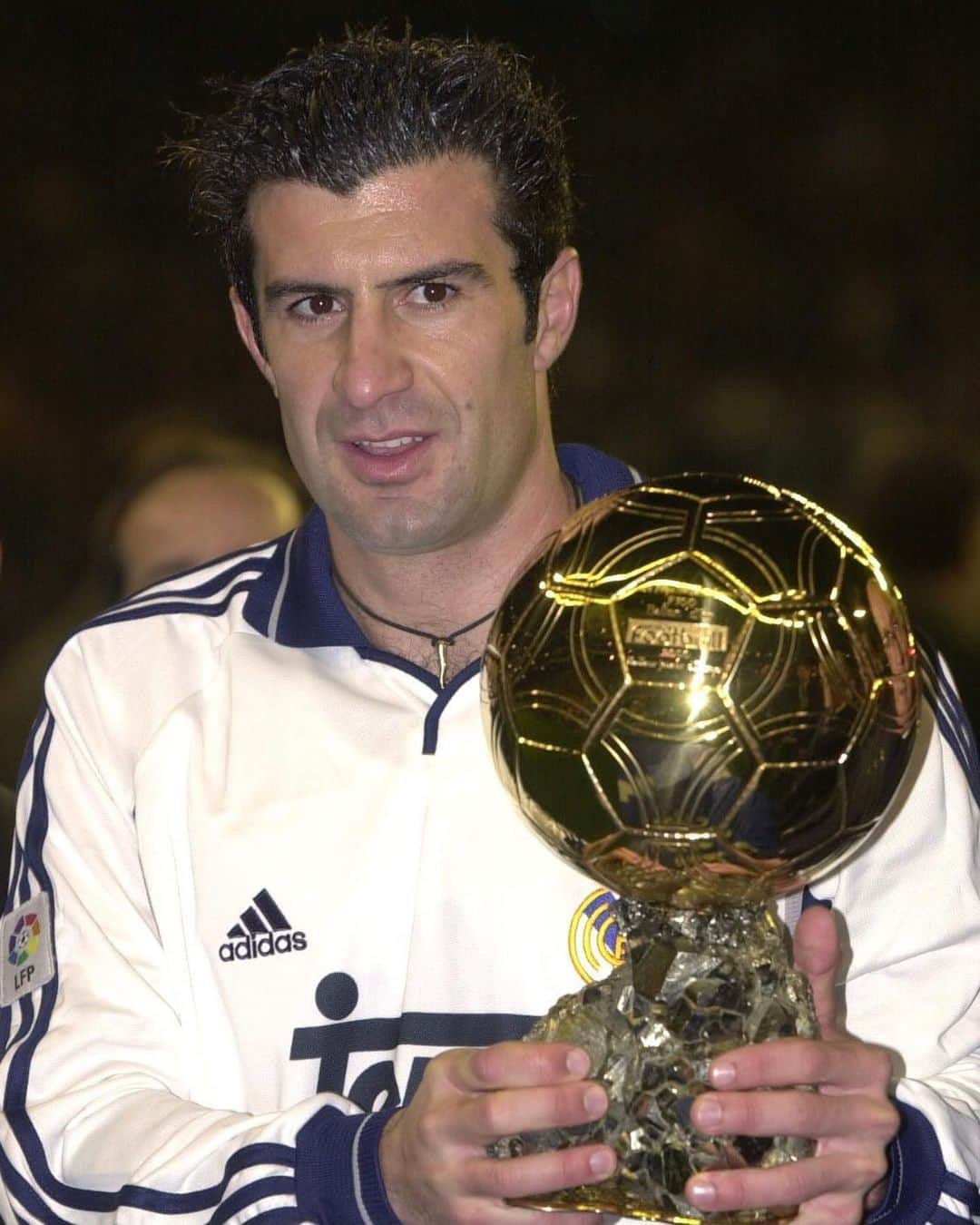 LFPさんのインスタグラム写真 - (LFPInstagram)「✨ 𝐏𝐔𝐑𝐄 𝐆𝐎𝐋𝐃 ✨  🔙 #OnThisDay 20 years ago, @luis__figo  presented his #BallonDOr to the Santiago Bernabéu!  ✨ 𝐃𝐄 𝐎𝐑𝐎 ✨  🔙 #TalDíaComoHoy hace 20 años, #Figo presentó su #BalonDeOro al Santiago Bernabéu.  #LaLiga #LaLigaSantander #Football #LaLigaHistory #YouHaveToLiveIt #HayQueVivirla」1月14日 21時03分 - laliga