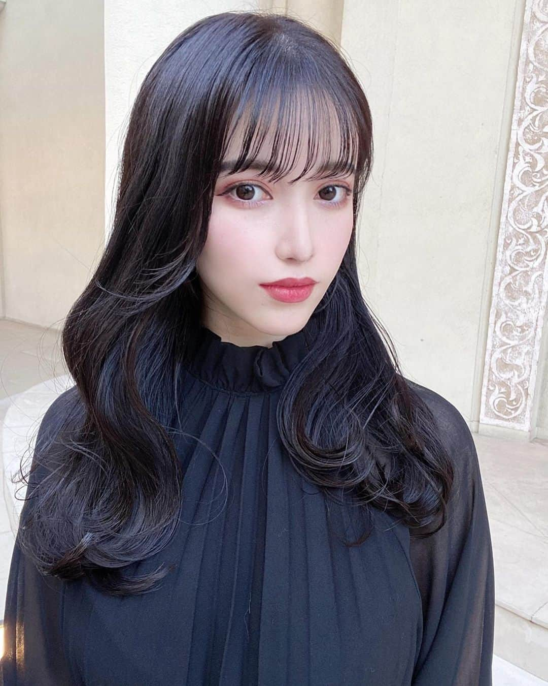 小西恭平さんのインスタグラム写真 - (小西恭平Instagram)「今季おすすめのおフェロセミロングヘアです✂️✨﻿ ﻿ カラーは地毛風ナチュラルグレージュで暗いけど透明感がでます😊﻿ ﻿ まだまだ大人気のシースルーバング‪✂︎‬‪✂︎‬﻿ ﻿ ﻿ ﻿ 1/17、21:00～2月前半のネット予約を解放します㊗️﻿ ﻿ ﻿ ﻿ ﻿ ご予約はプロフィール欄のネットページからかお電話からご予約が可能です🌟﻿ ﻿ お店の住所は﻿ ﻿ ﻿ 〒107-0061港区北青山3丁目4-3 ﻿ のの青山2F  Nehan内﻿ ﻿ 電話番号　07013668526﻿ ﻿ こちらになります！少し迷いやすいので、行き方はハイライトなどにも載せていますのでご確認ください⭐️﻿ ﻿ ﻿ ﻿ ﻿ ﻿ ﻿ ﻿ #ハイライト#グレージュ#サロンモデル#ミディアム#美容師#グラデーションカラー#ロングヘア #ヘア#アレンジ#ヘアアレンジ#ロング#hair#グレージュ#ヘアスタイル#スタイリング#髪型 #メイク#シースルーバング#小顔カット#似合わせカット#ヘアカラー#hairstyle#コニタンカット﻿ ﻿ ﻿」1月14日 21時04分 - kyohei_konishi